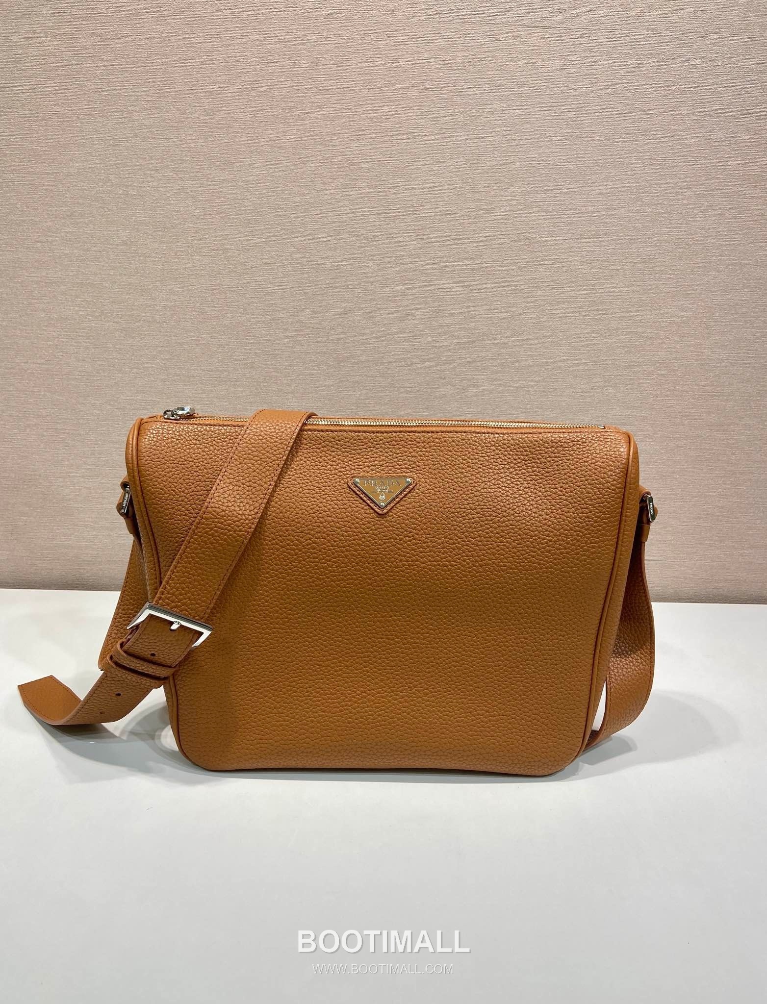 Prada Leather Messenger Bag with Adjustable Strap and Triangle Logo 프라다 레더 조절 스트랩 삼각로고 메신저백 2VH182 30cm 1