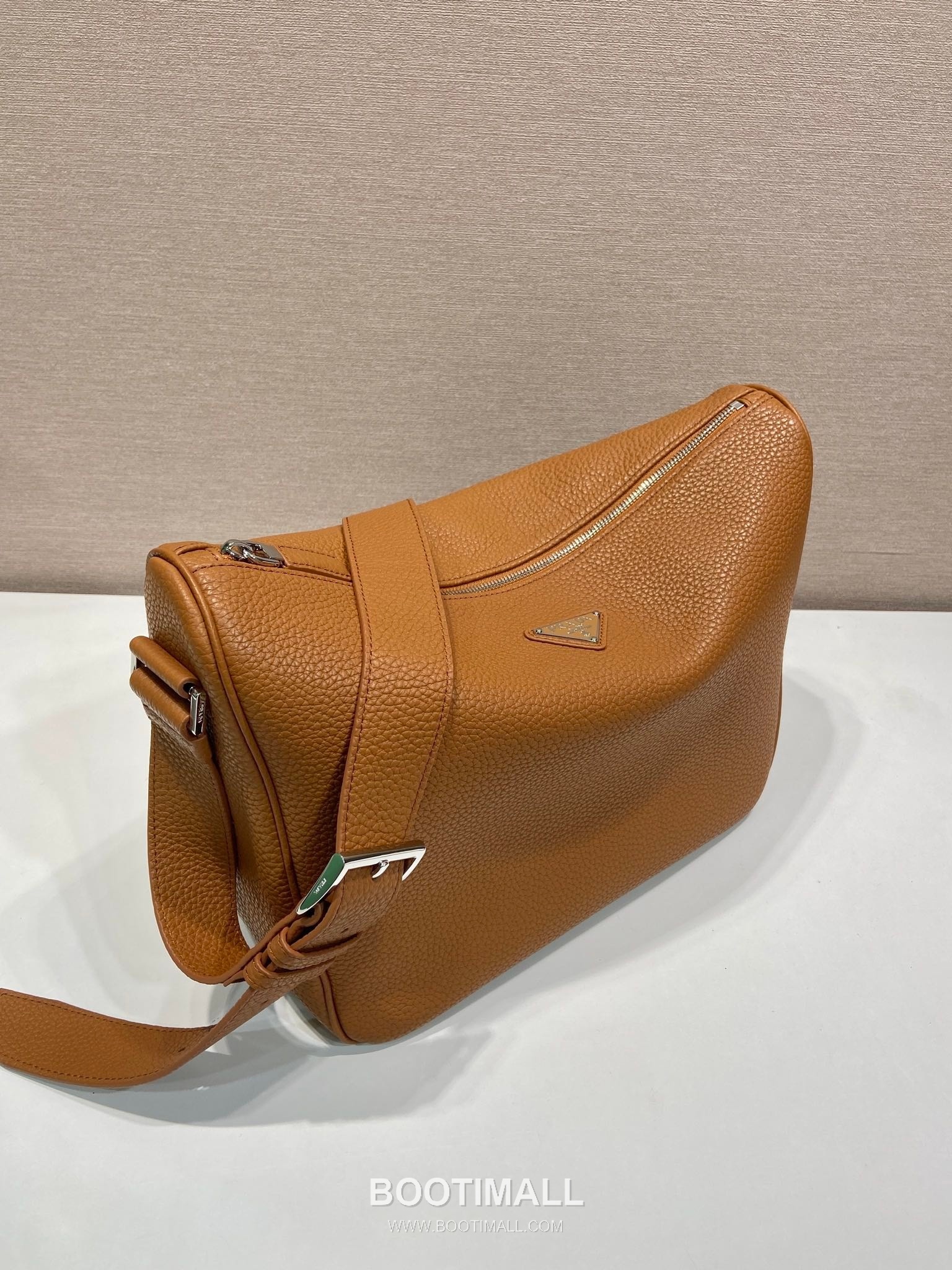 Prada Leather Messenger Bag with Adjustable Strap and Triangle Logo 프라다 레더 조절 스트랩 삼각로고 메신저백 2VH182 30cm 2