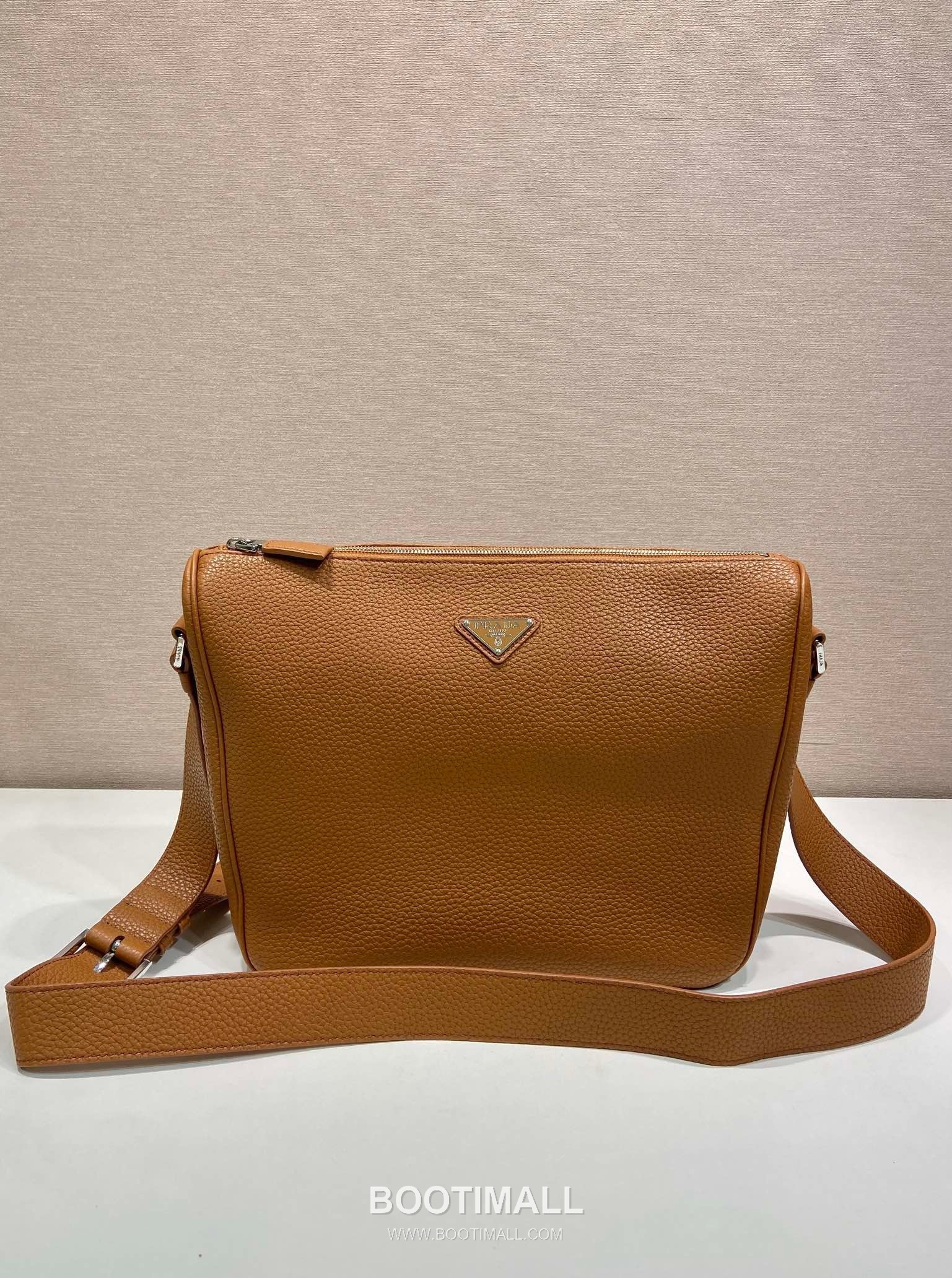 Prada Leather Messenger Bag with Adjustable Strap and Triangle Logo 프라다 레더 조절 스트랩 삼각로고 메신저백 2VH182 30cm 3
