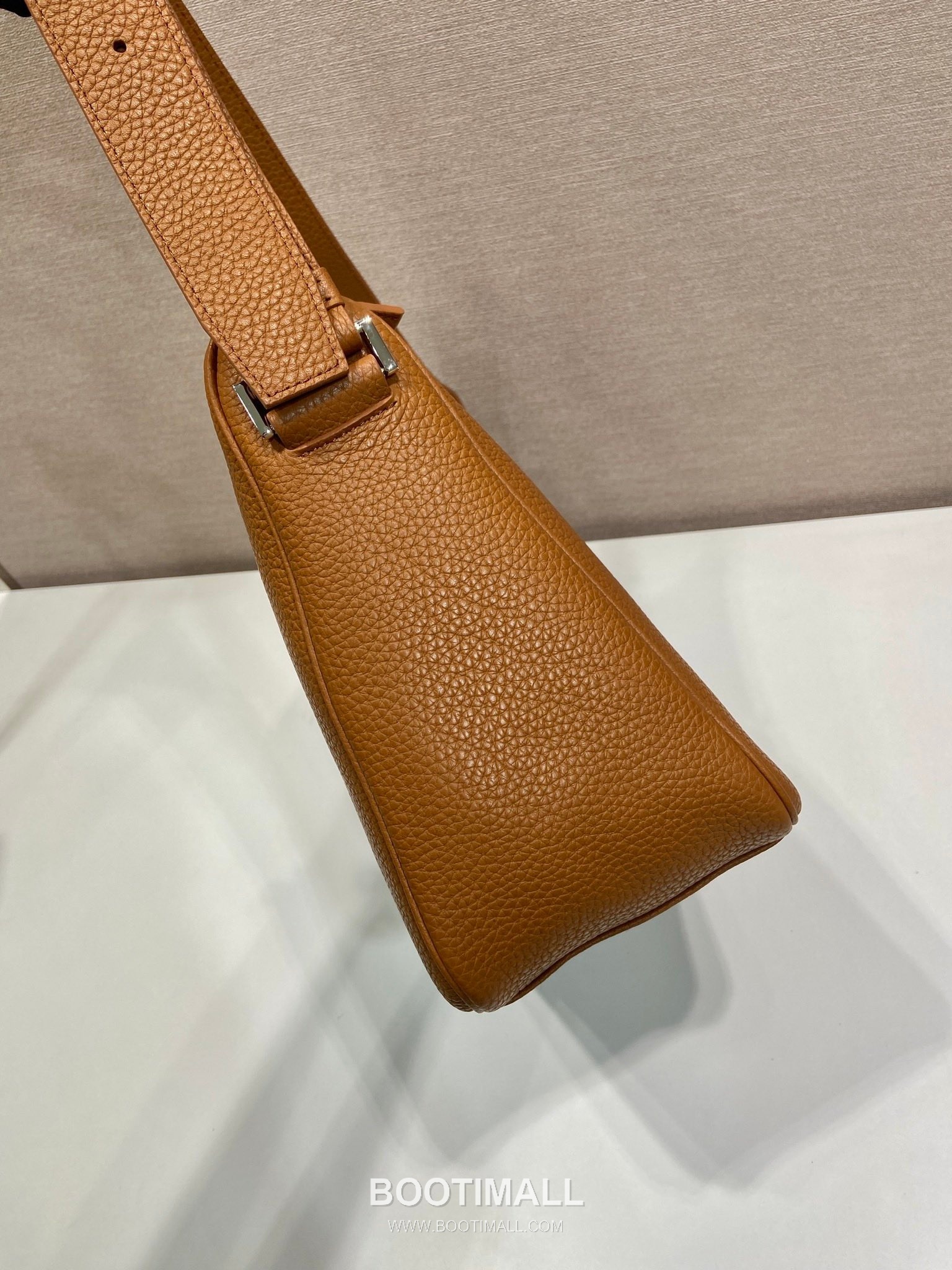 Prada Leather Messenger Bag with Adjustable Strap and Triangle Logo 프라다 레더 조절 스트랩 삼각로고 메신저백 2VH182 30cm 5