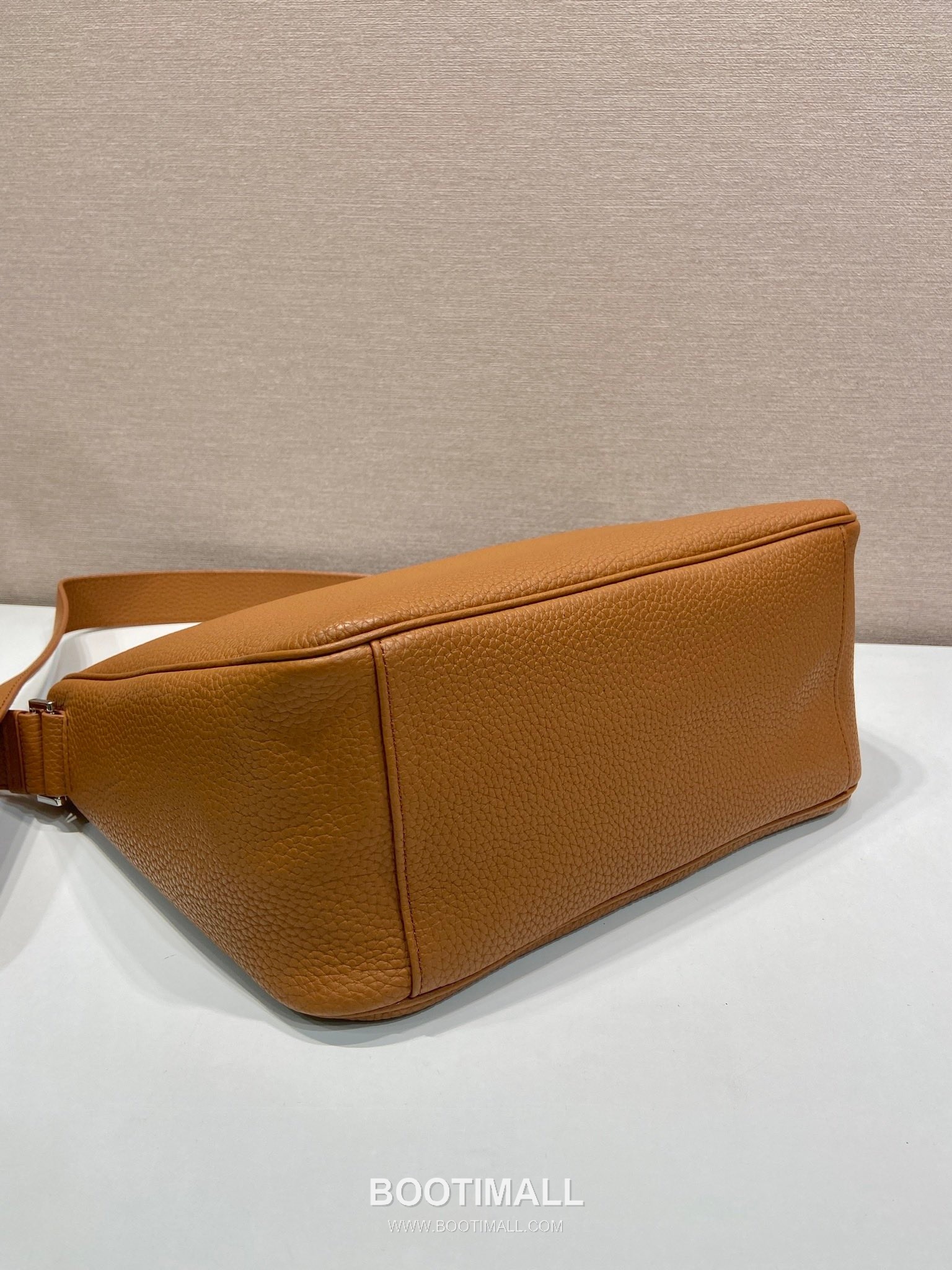 Prada Leather Messenger Bag with Adjustable Strap and Triangle Logo 프라다 레더 조절 스트랩 삼각로고 메신저백 2VH182 30cm 6