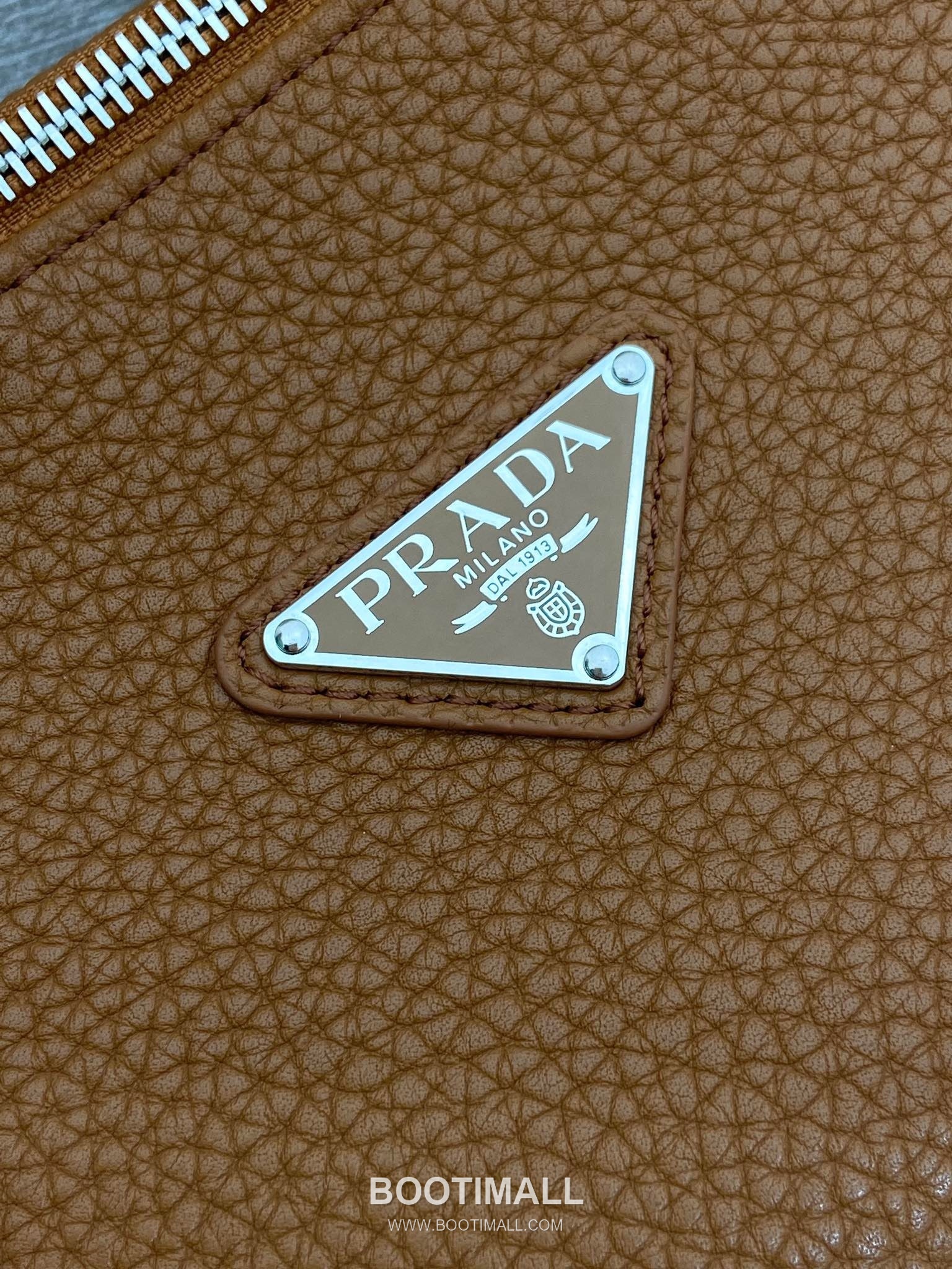 Prada Leather Messenger Bag with Adjustable Strap and Triangle Logo 프라다 레더 조절 스트랩 삼각로고 메신저백 2VH182 30cm 7