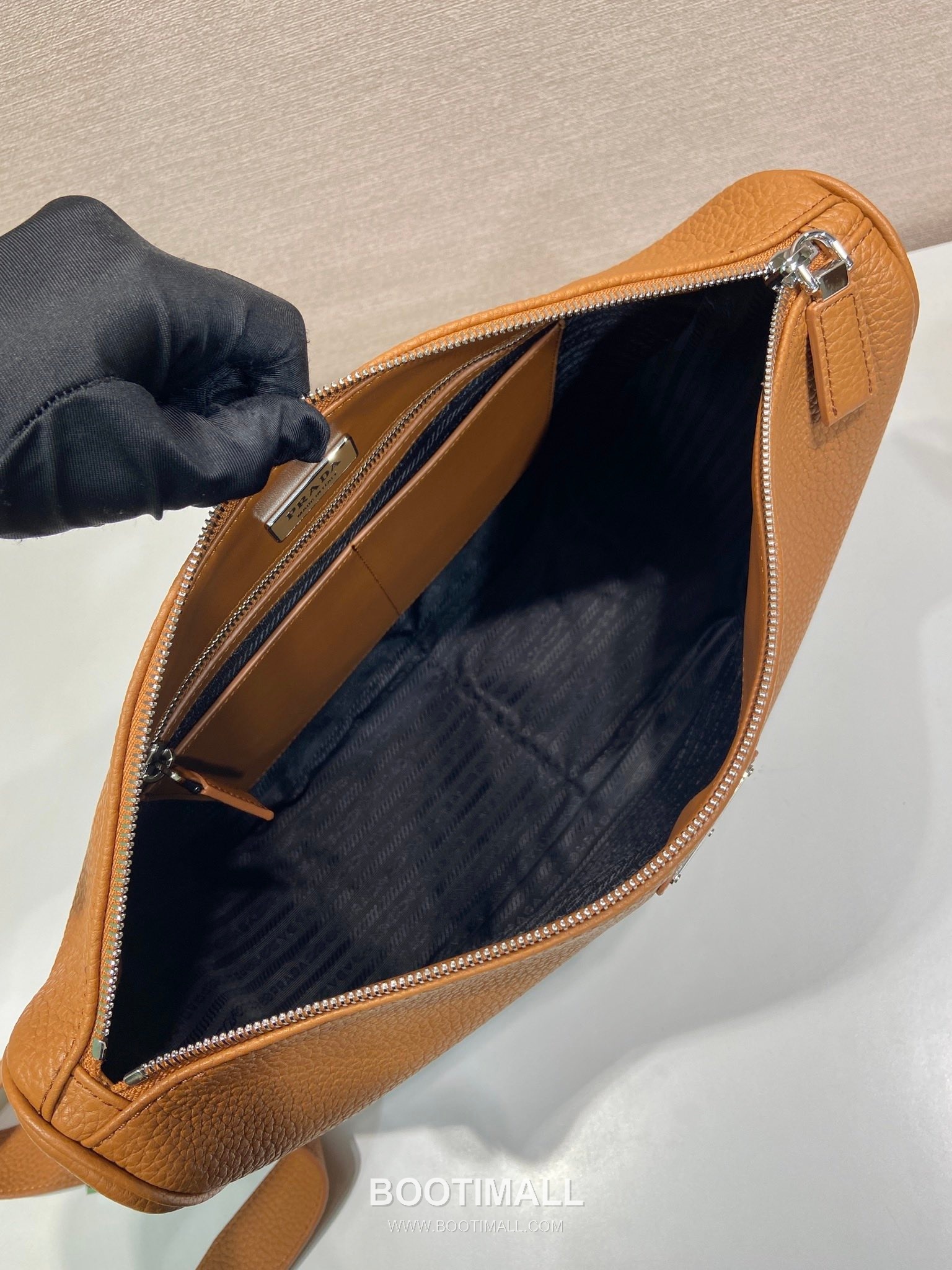 Prada Leather Messenger Bag with Adjustable Strap and Triangle Logo 프라다 레더 조절 스트랩 삼각로고 메신저백 2VH182 30cm 8