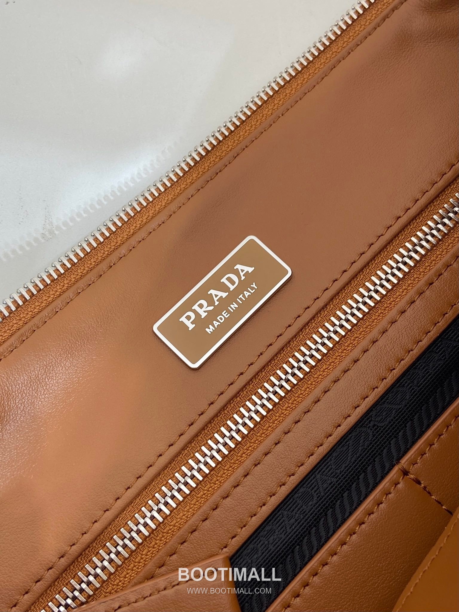 Prada Leather Messenger Bag with Adjustable Strap and Triangle Logo 프라다 레더 조절 스트랩 삼각로고 메신저백 2VH182 30cm 9