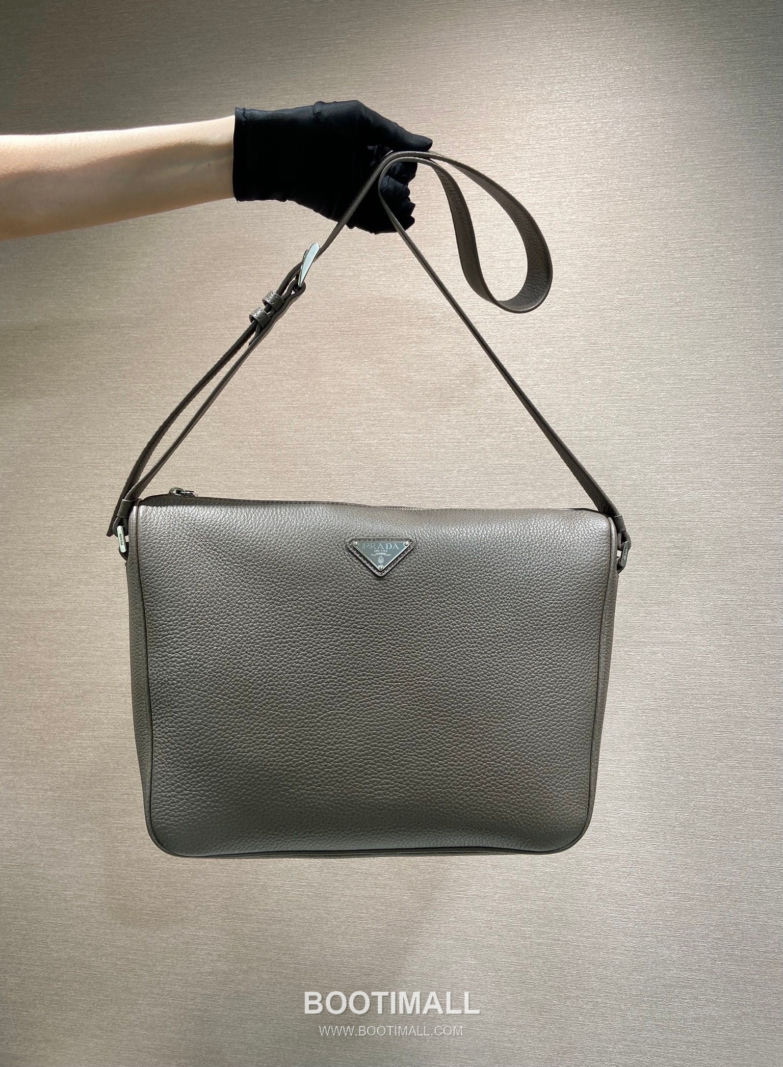 Prada Leather Messenger Bag with Adjustable Strap and Triangle Logo 프라다 레더 조절 스트랩 삼각로고 메신저백 2VH182 30cm 10