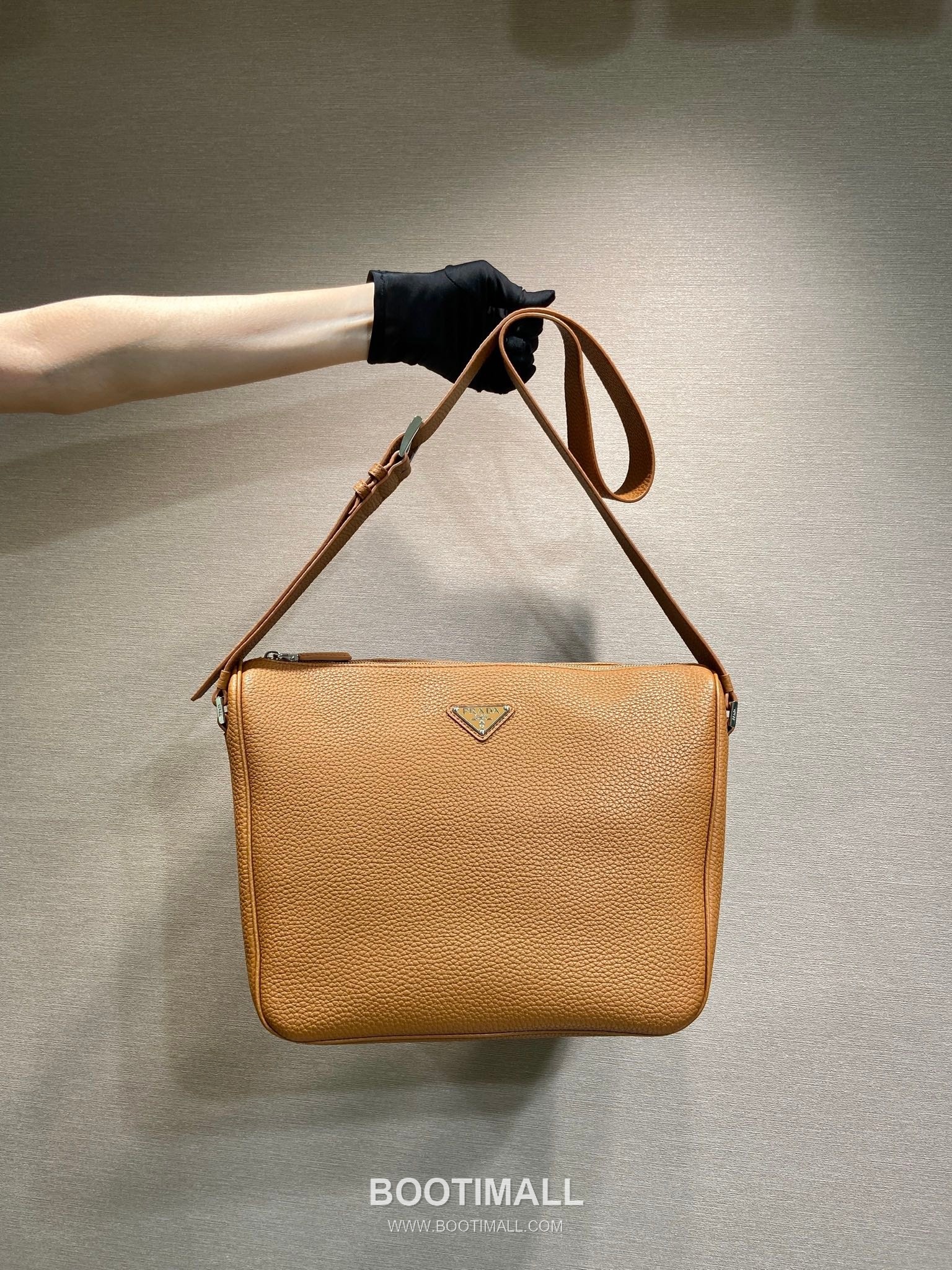 Prada Leather Messenger Bag with Adjustable Strap and Triangle Logo 프라다 레더 조절 스트랩 삼각로고 메신저백 2VH182 30cm 11