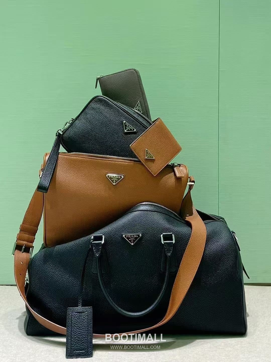Prada Leather Messenger Bag with Adjustable Strap and Triangle Logo 프라다 레더 조절 스트랩 삼각로고 메신저백 2VH182 30cm 14