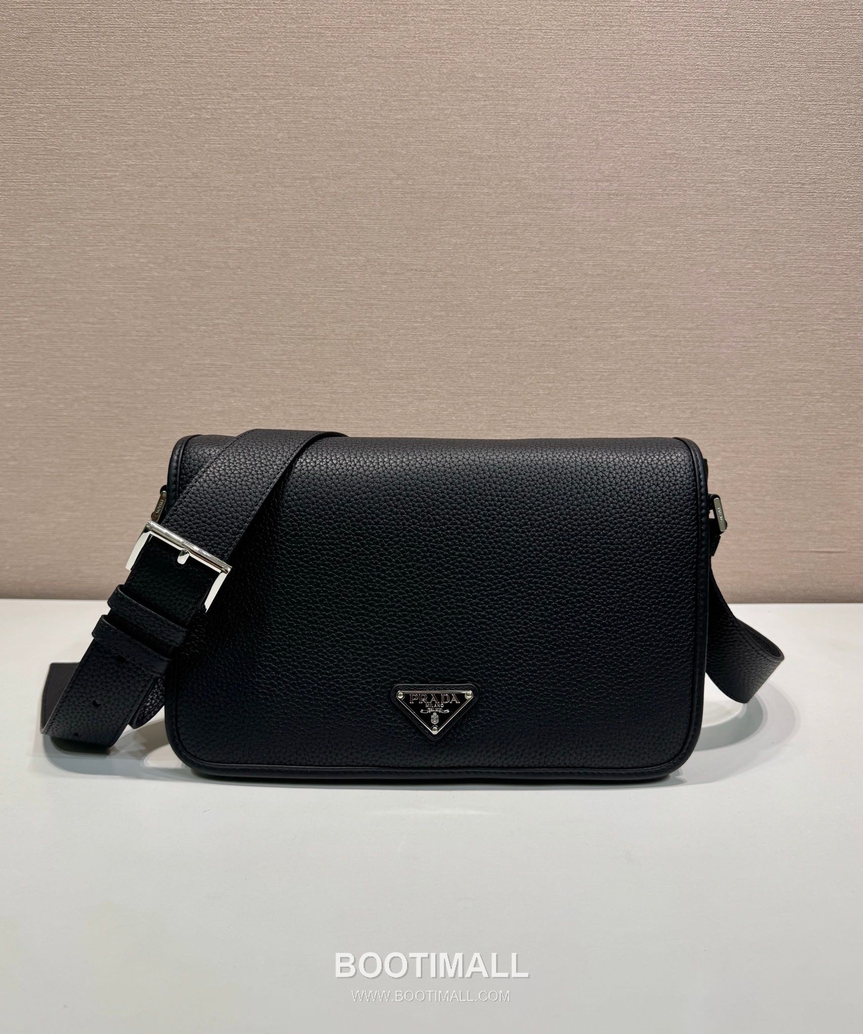 Prada Calfskin Leather Flap Messenger Bag with Magnetic Closure and Adjustable Strap 프라다 카프스킨 레더 마그네틱 플랩 조절 스트랩 메신저백 2VD075 30cm 1