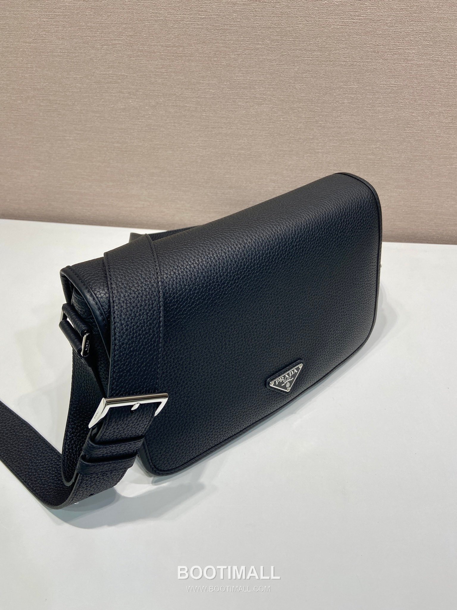 Prada Calfskin Leather Flap Messenger Bag with Magnetic Closure and Adjustable Strap 프라다 카프스킨 레더 마그네틱 플랩 조절 스트랩 메신저백 2VD075 30cm 2