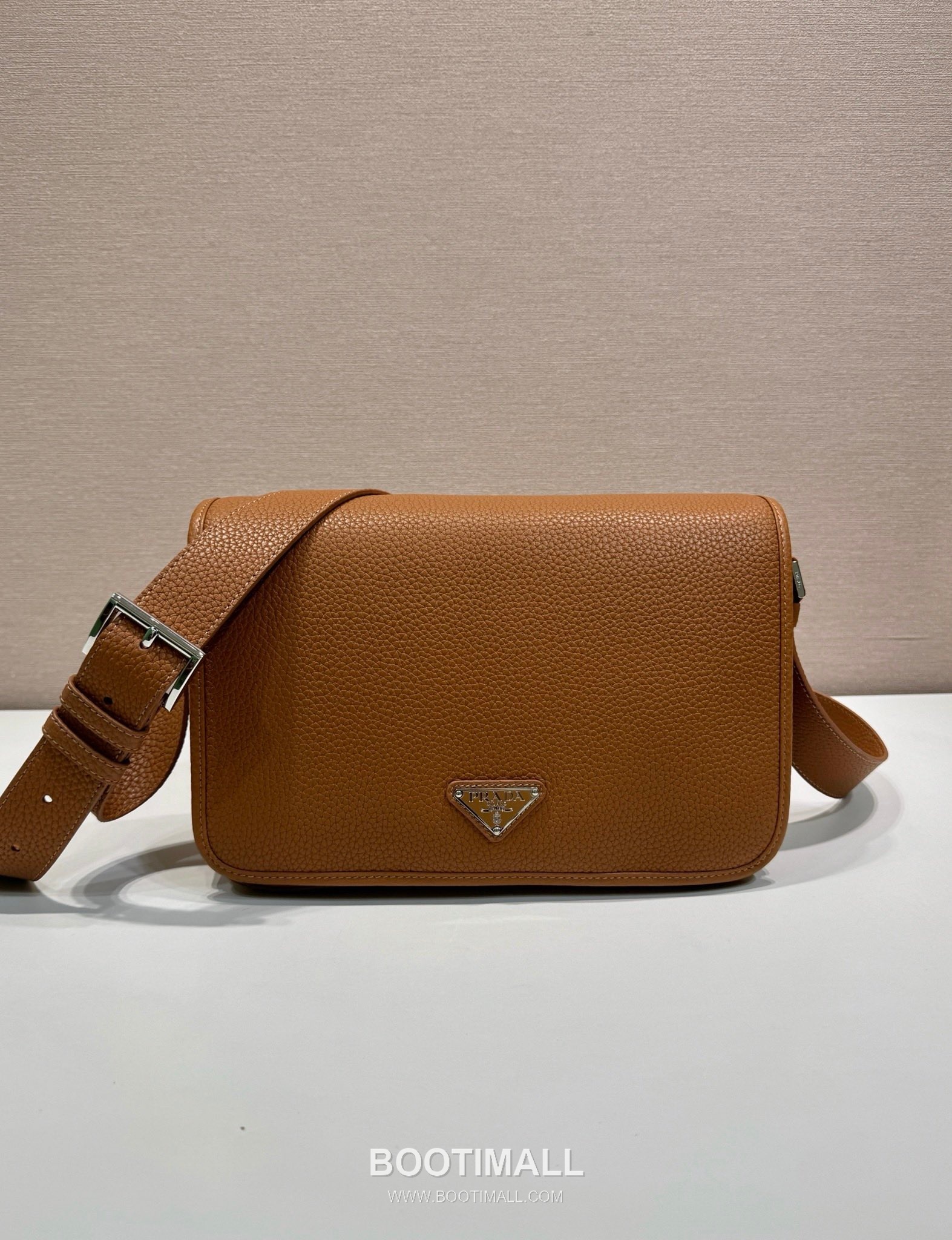 Prada Calfskin Leather Flap Messenger Bag with Magnetic Closure and Adjustable Strap 프라다 카프스킨 레더 마그네틱 플랩 조절 스트랩 메신저백 2VD075 30cm 1