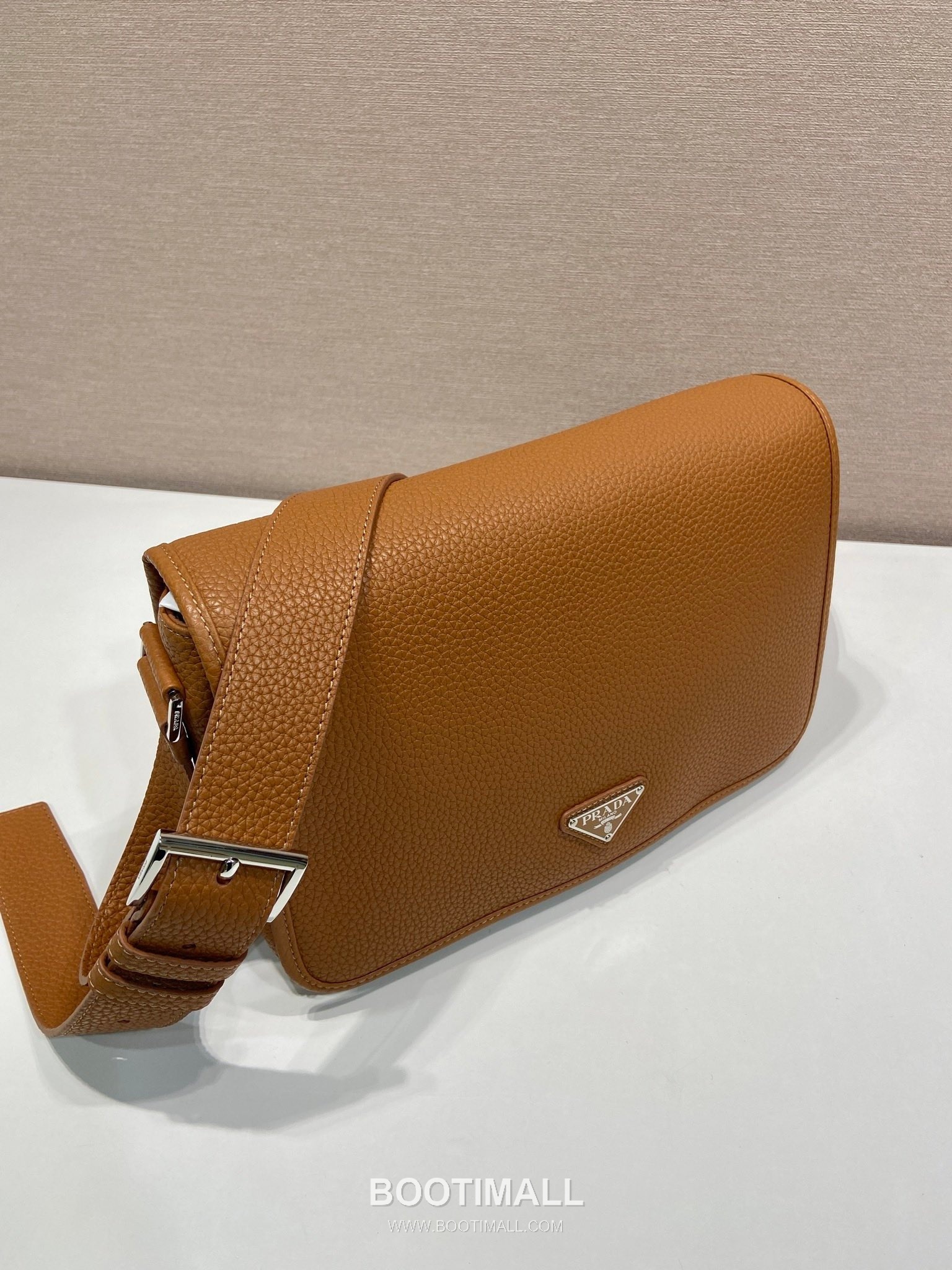 Prada Calfskin Leather Flap Messenger Bag with Magnetic Closure and Adjustable Strap 프라다 카프스킨 레더 마그네틱 플랩 조절 스트랩 메신저백 2VD075 30cm 2