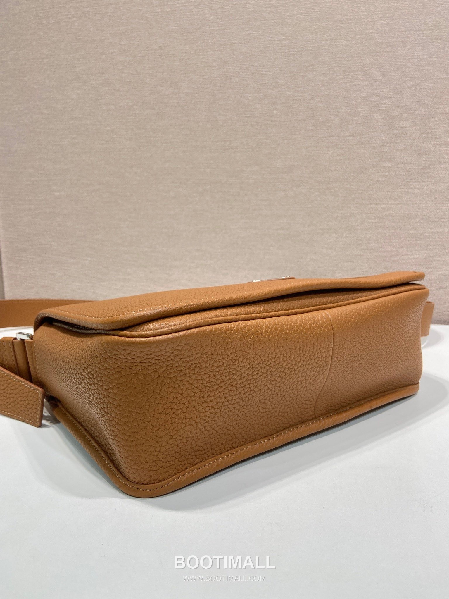 Prada Calfskin Leather Flap Messenger Bag with Magnetic Closure and Adjustable Strap 프라다 카프스킨 레더 마그네틱 플랩 조절 스트랩 메신저백 2VD075 30cm 6