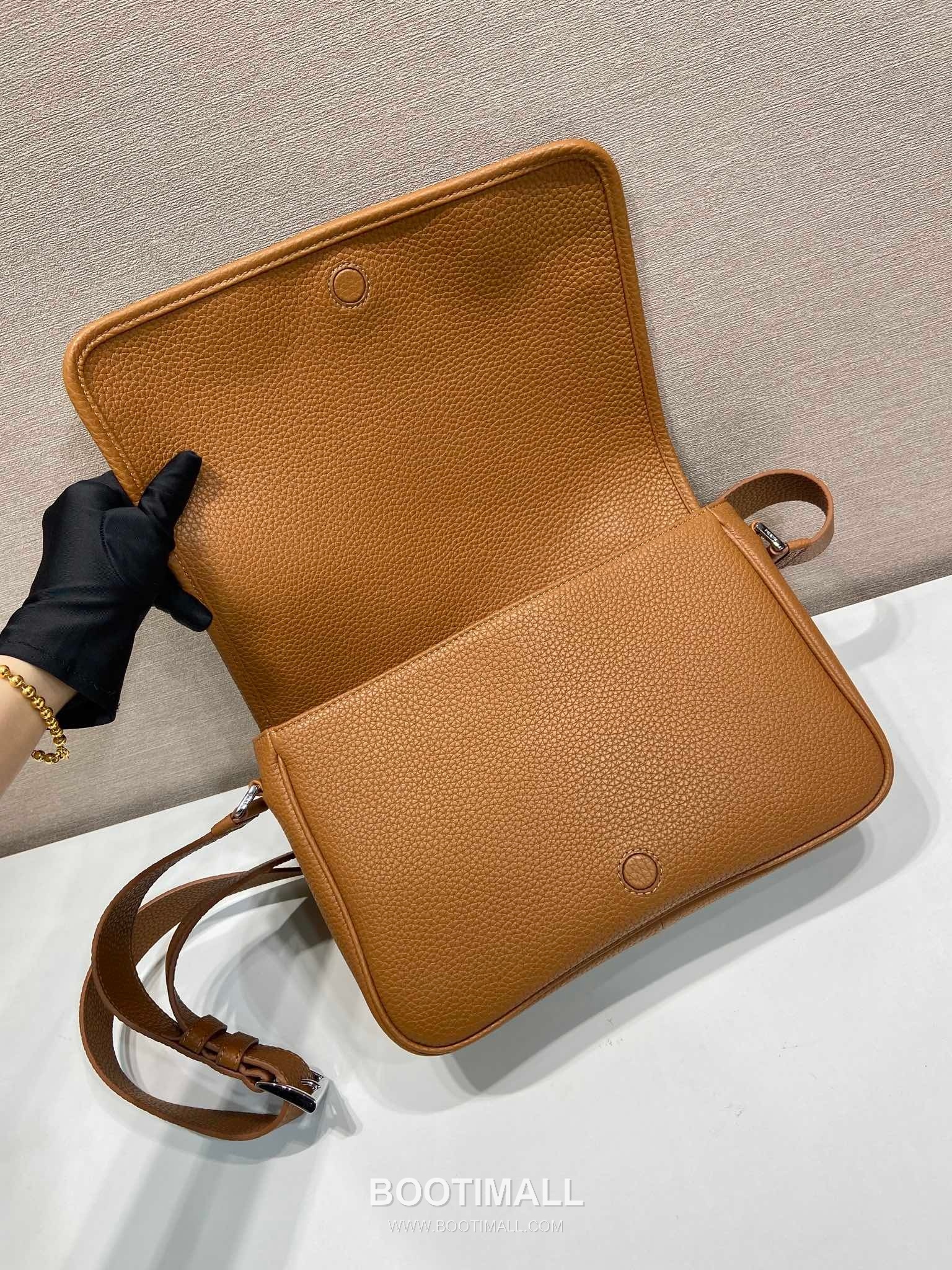 Prada Calfskin Leather Flap Messenger Bag with Magnetic Closure and Adjustable Strap 프라다 카프스킨 레더 마그네틱 플랩 조절 스트랩 메신저백 2VD075 30cm 7