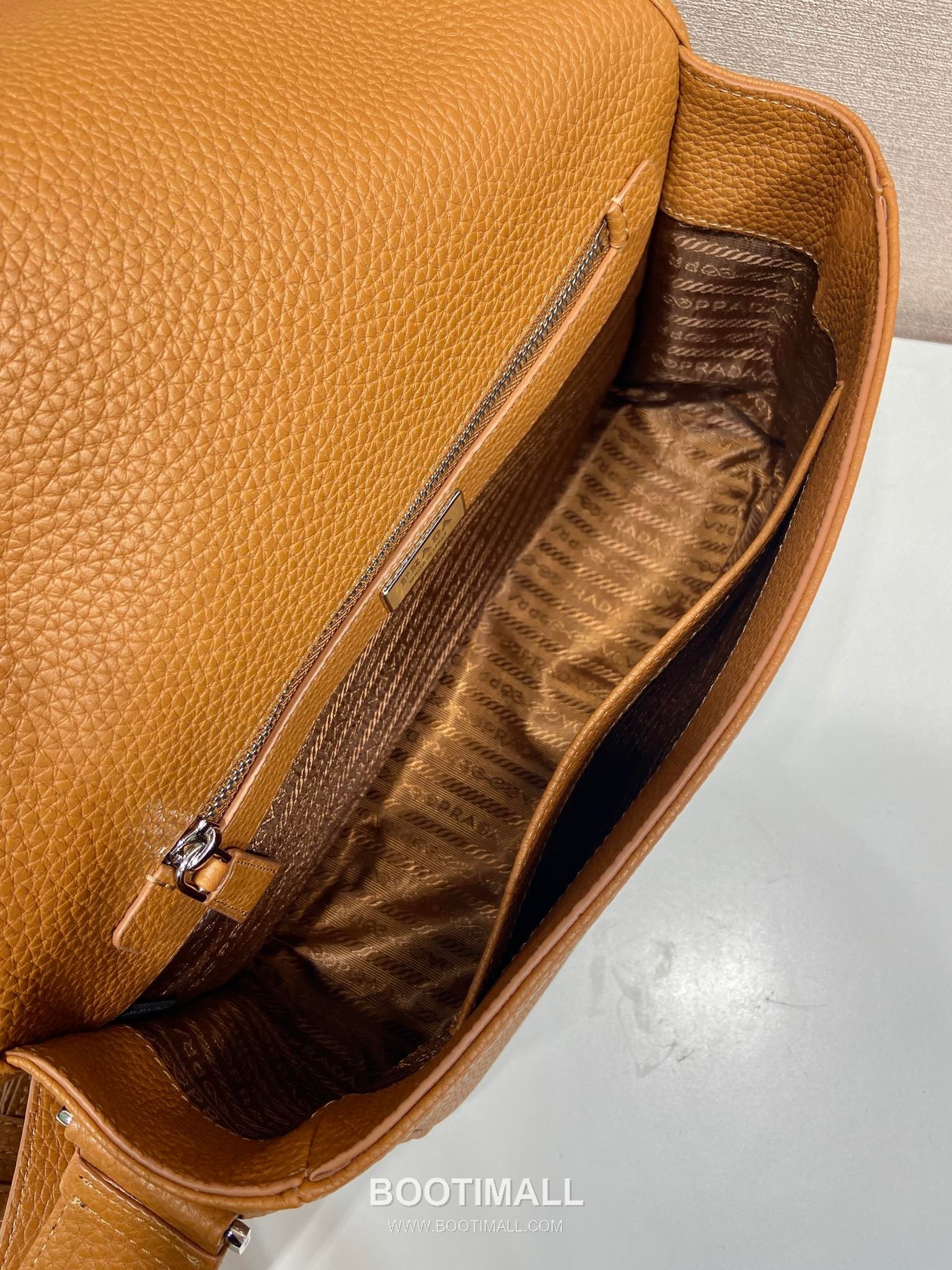 Prada Calfskin Leather Flap Messenger Bag with Magnetic Closure and Adjustable Strap 프라다 카프스킨 레더 마그네틱 플랩 조절 스트랩 메신저백 2VD075 30cm 8