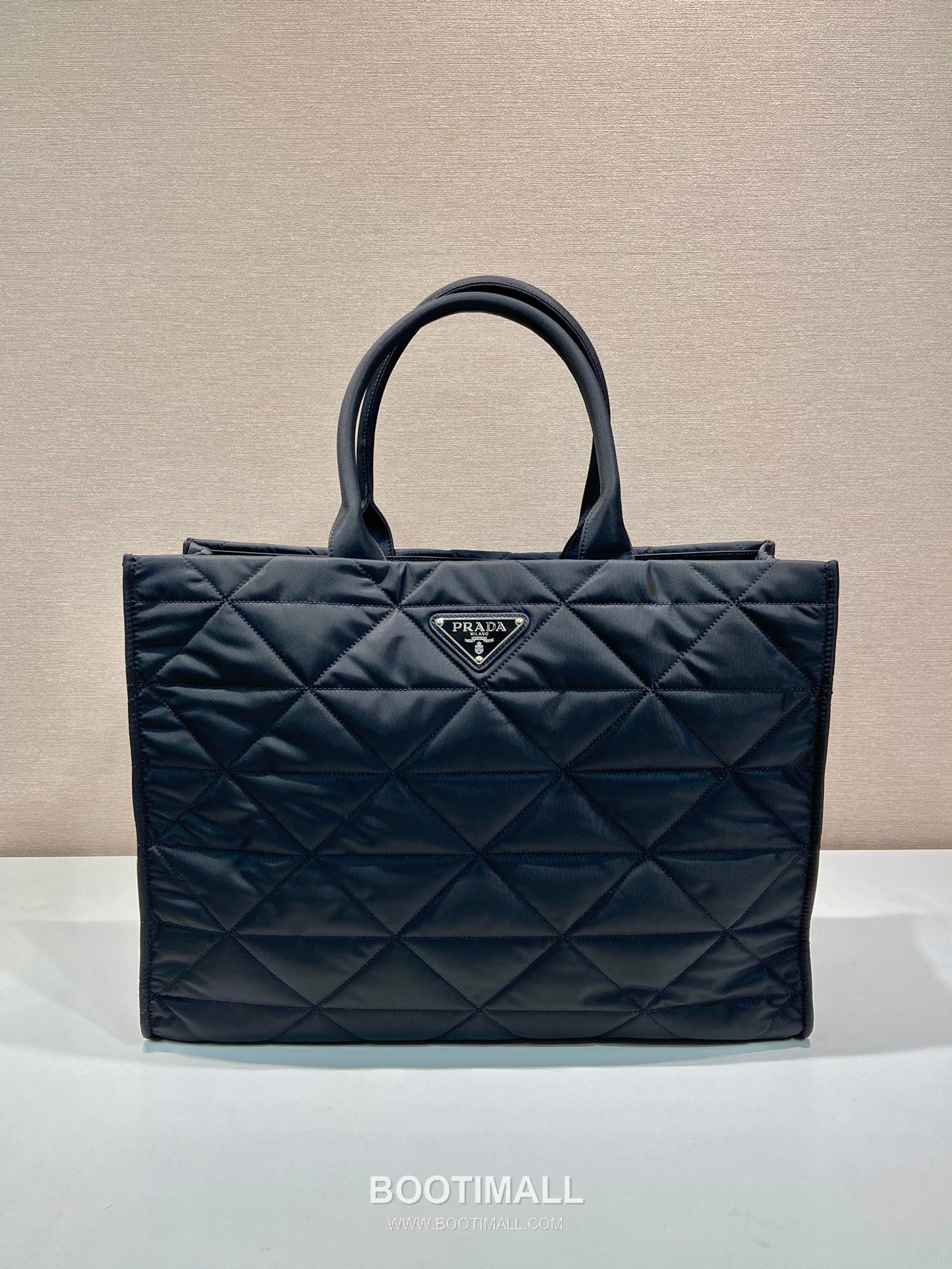 Prada Quilted Nylon Tote Bag with Metal Hardware Detail 프라다 퀼팅 나일론 메탈 하드웨어 디테일 토트백 2VG096 45cm 2