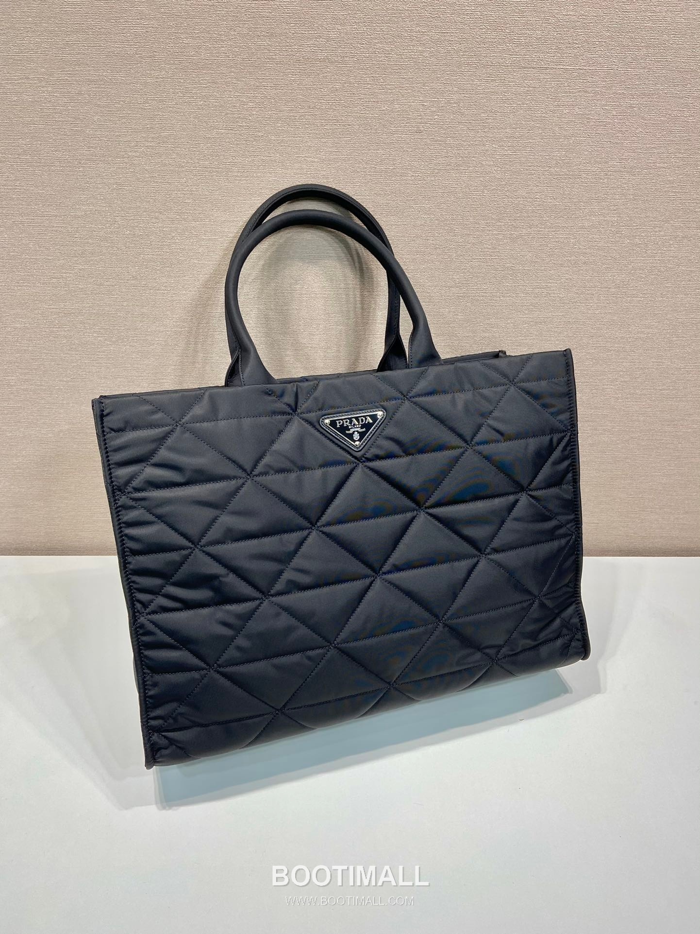 Prada Quilted Nylon Tote Bag with Metal Hardware Detail 프라다 퀼팅 나일론 메탈 하드웨어 디테일 토트백 2VG096 45cm 3