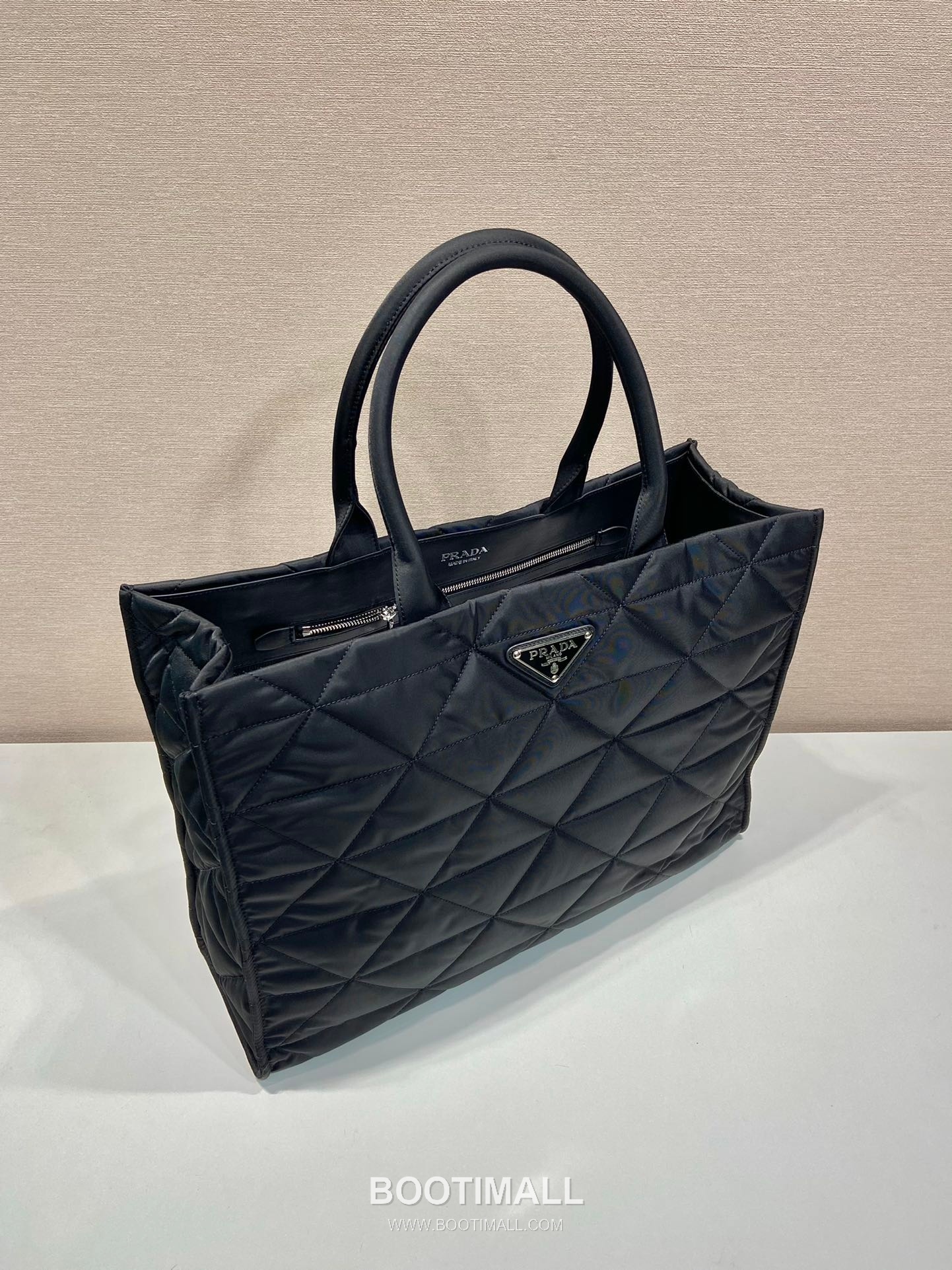Prada Quilted Nylon Tote Bag with Metal Hardware Detail 프라다 퀼팅 나일론 메탈 하드웨어 디테일 토트백 2VG096 45cm 4