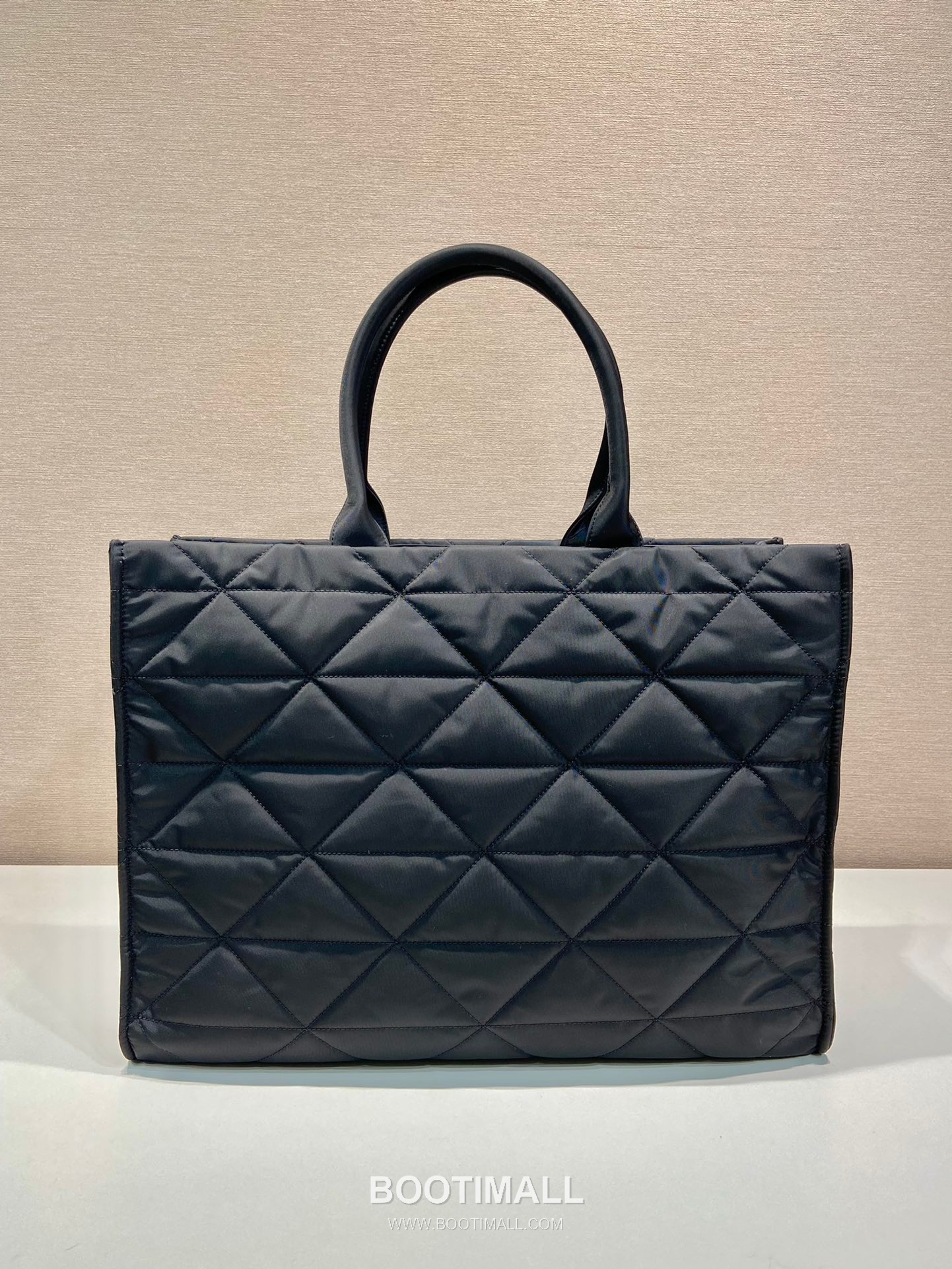 Prada Quilted Nylon Tote Bag with Metal Hardware Detail 프라다 퀼팅 나일론 메탈 하드웨어 디테일 토트백 2VG096 45cm 5