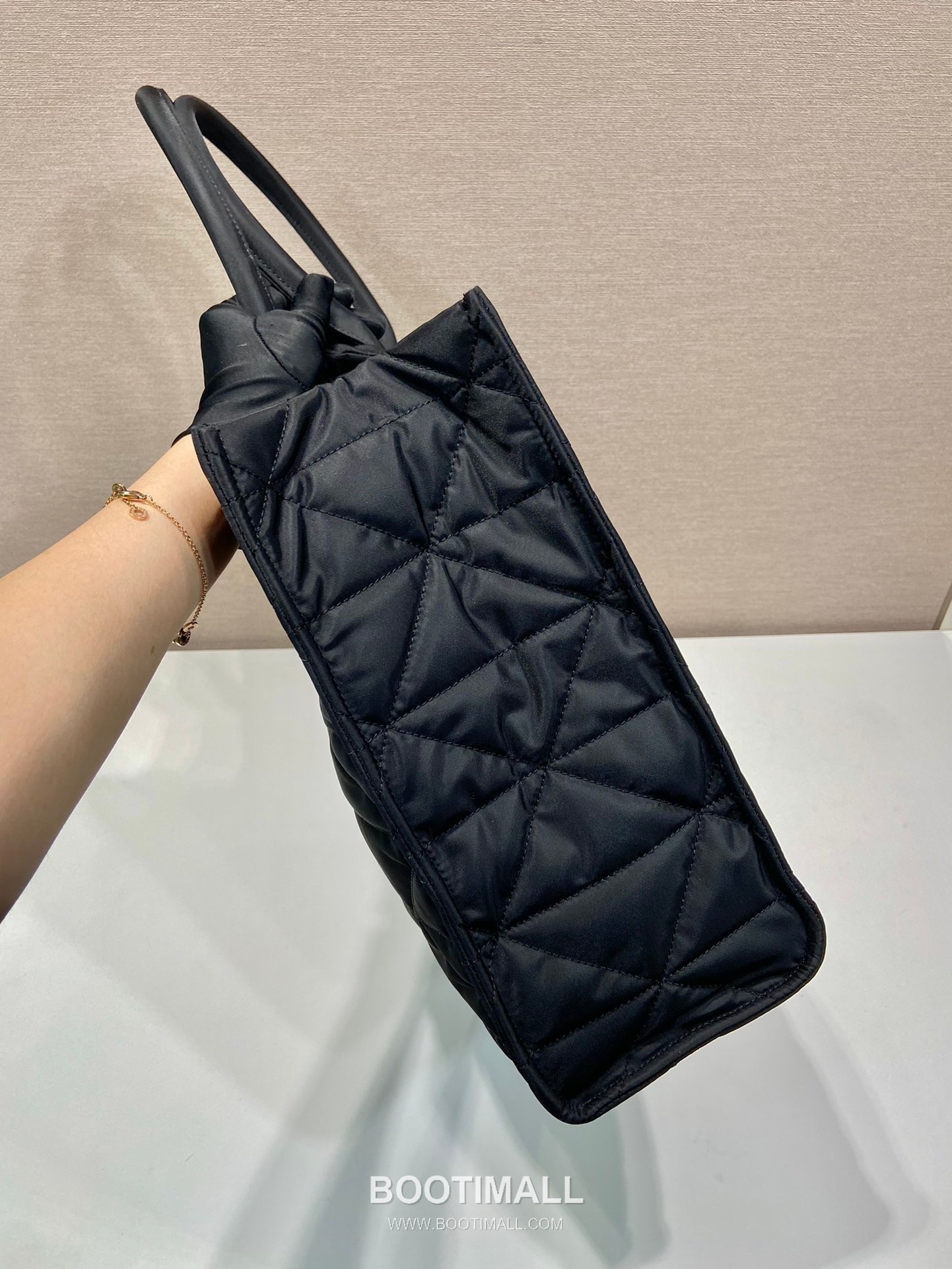 Prada Quilted Nylon Tote Bag with Metal Hardware Detail 프라다 퀼팅 나일론 메탈 하드웨어 디테일 토트백 2VG096 45cm 6