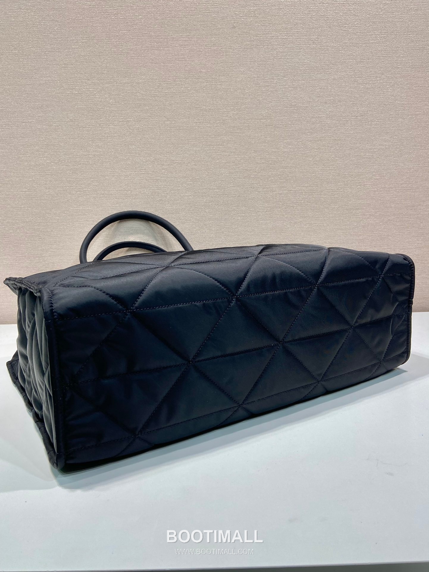 Prada Quilted Nylon Tote Bag with Metal Hardware Detail 프라다 퀼팅 나일론 메탈 하드웨어 디테일 토트백 2VG096 45cm 7