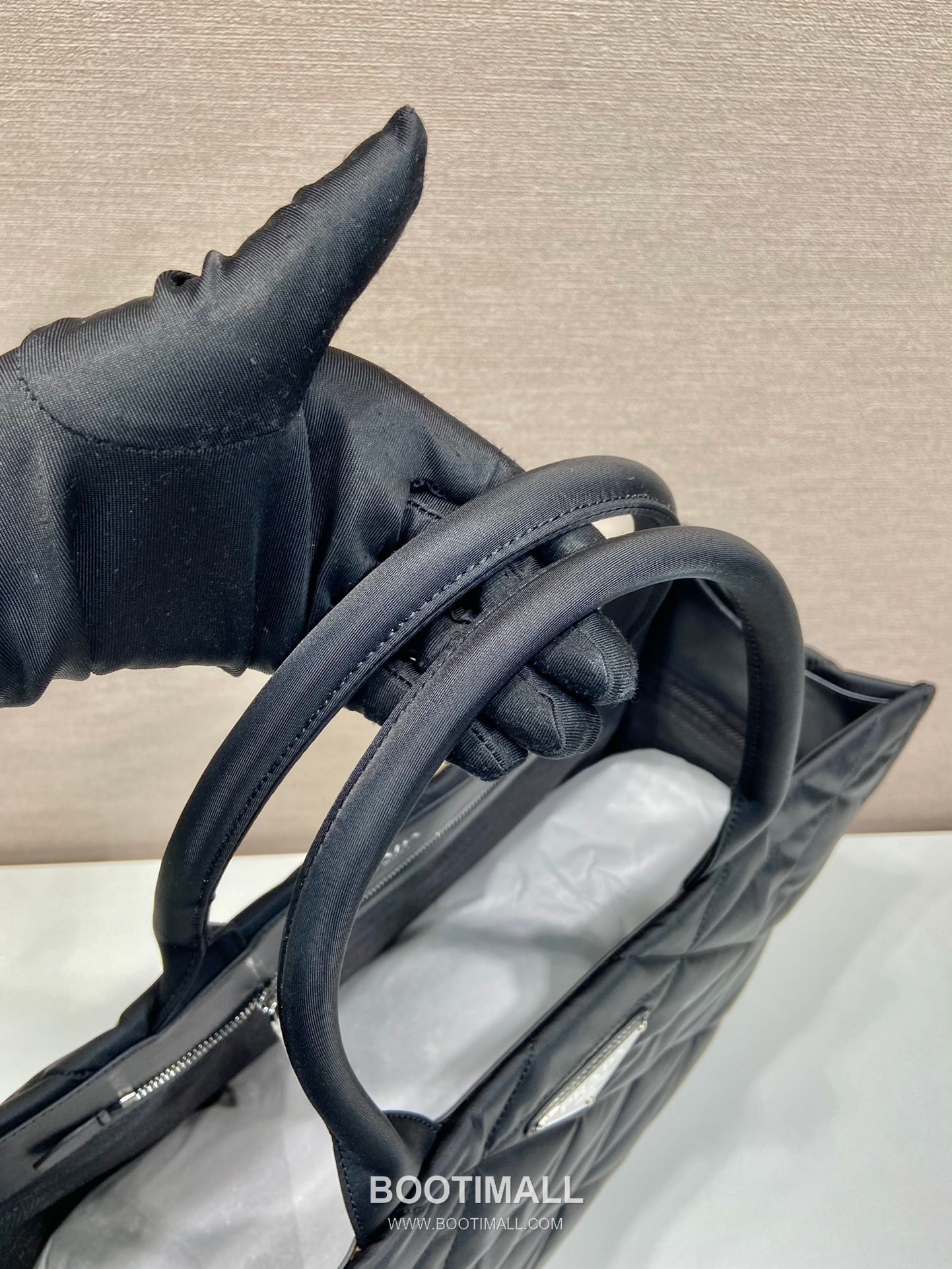 Prada Quilted Nylon Tote Bag with Metal Hardware Detail 프라다 퀼팅 나일론 메탈 하드웨어 디테일 토트백 2VG096 45cm 8