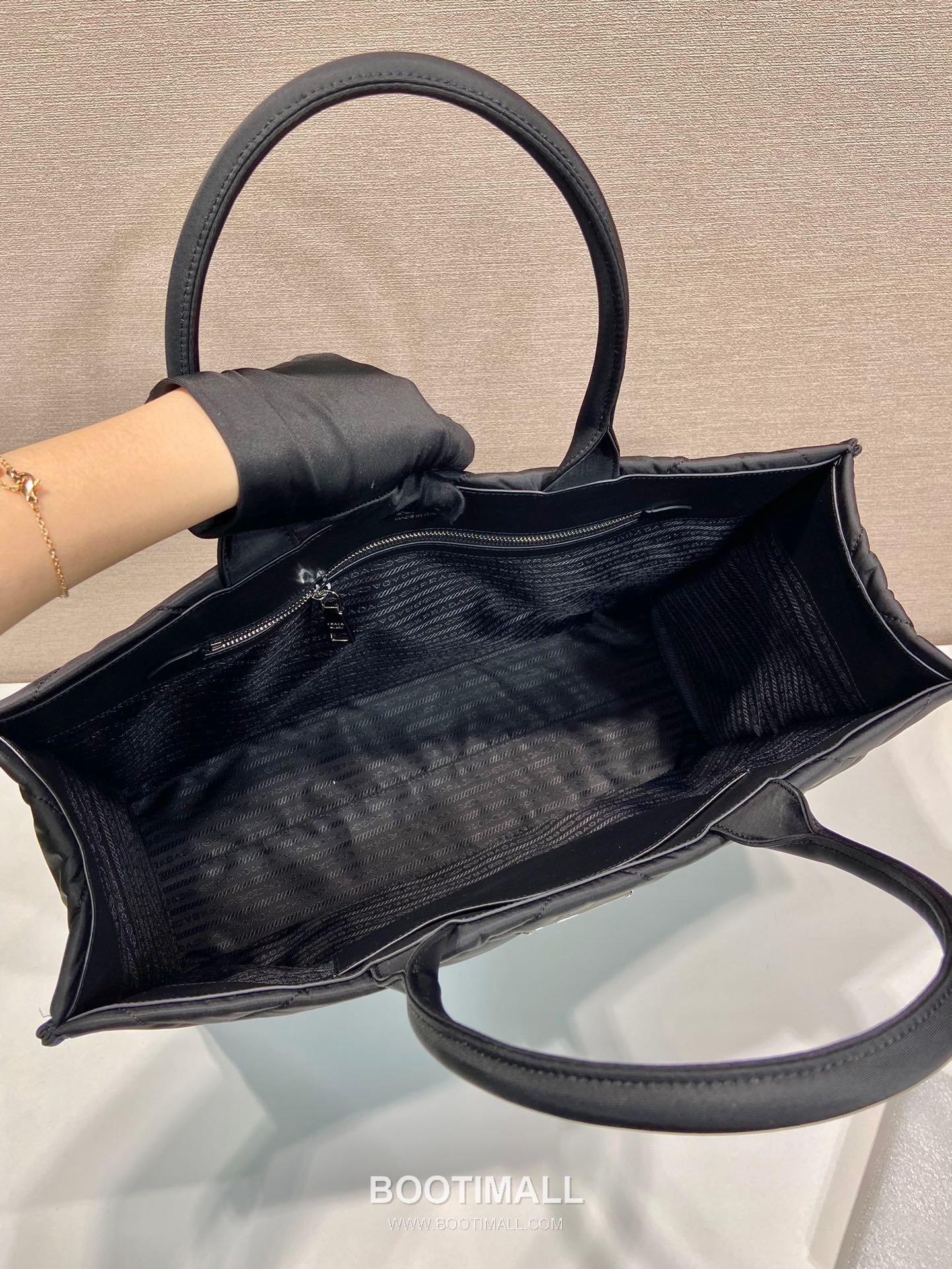 Prada Quilted Nylon Tote Bag with Metal Hardware Detail 프라다 퀼팅 나일론 메탈 하드웨어 디테일 토트백 2VG096 45cm 9
