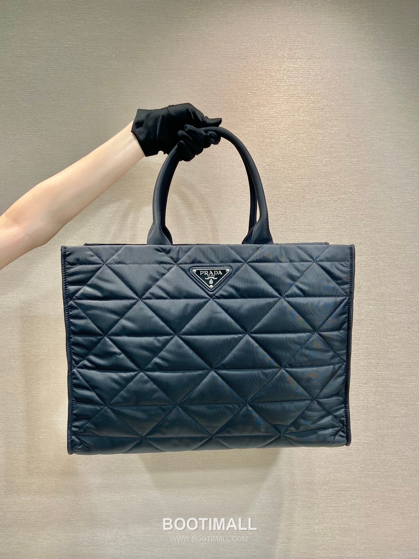 Prada Quilted Nylon Tote Bag with Metal Hardware Detail 프라다 퀼팅 나일론 메탈 하드웨어 디테일 토트백 2VG096 45cm 11