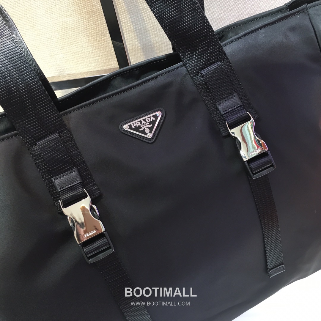 Prada Nylon Tote Bag with Saffiano Trim and Drawstring Pockets 프라다 나일론 사피아노 트림 드로스트링 포켓 토트백 2VG042 40cm 2