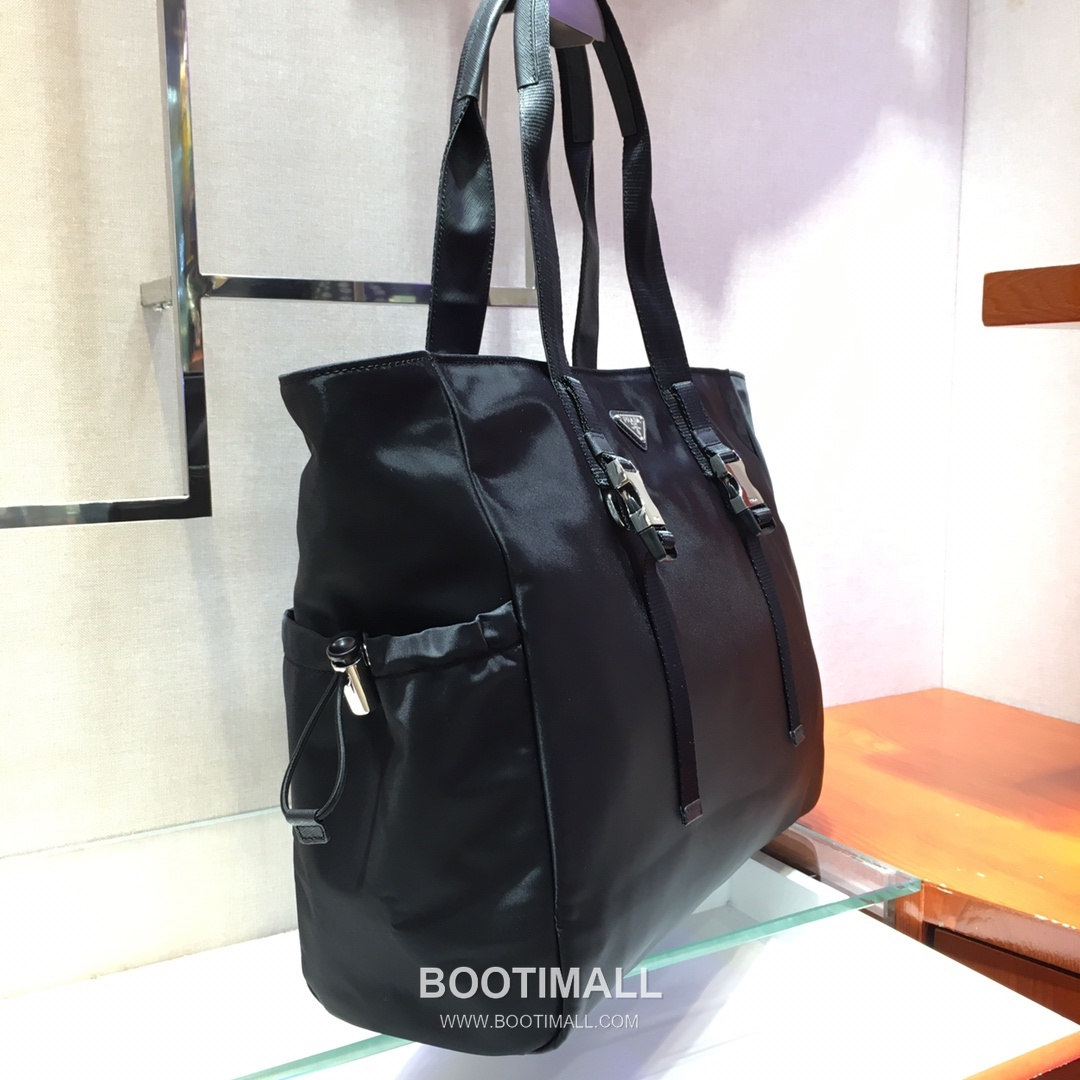 Prada Nylon Tote Bag with Saffiano Trim and Drawstring Pockets 프라다 나일론 사피아노 트림 드로스트링 포켓 토트백 2VG042 40cm 3
