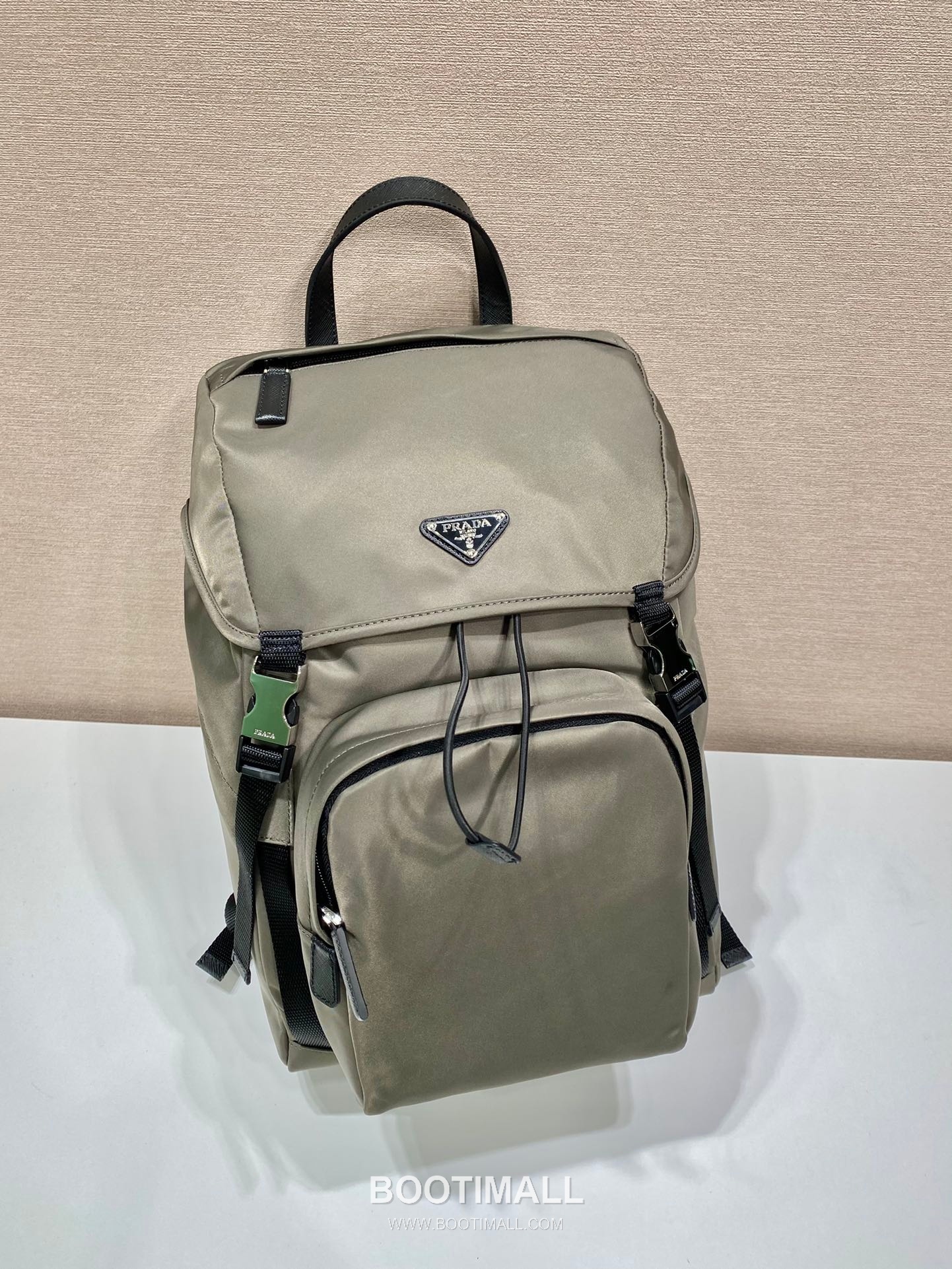 Prada Nylon Saffiano Leather Backpack with Multi Pocket and Padded Back 프라다 나일론 사피아노 레더 멀티포켓 패딩백팩 2VZ135 27cm 3