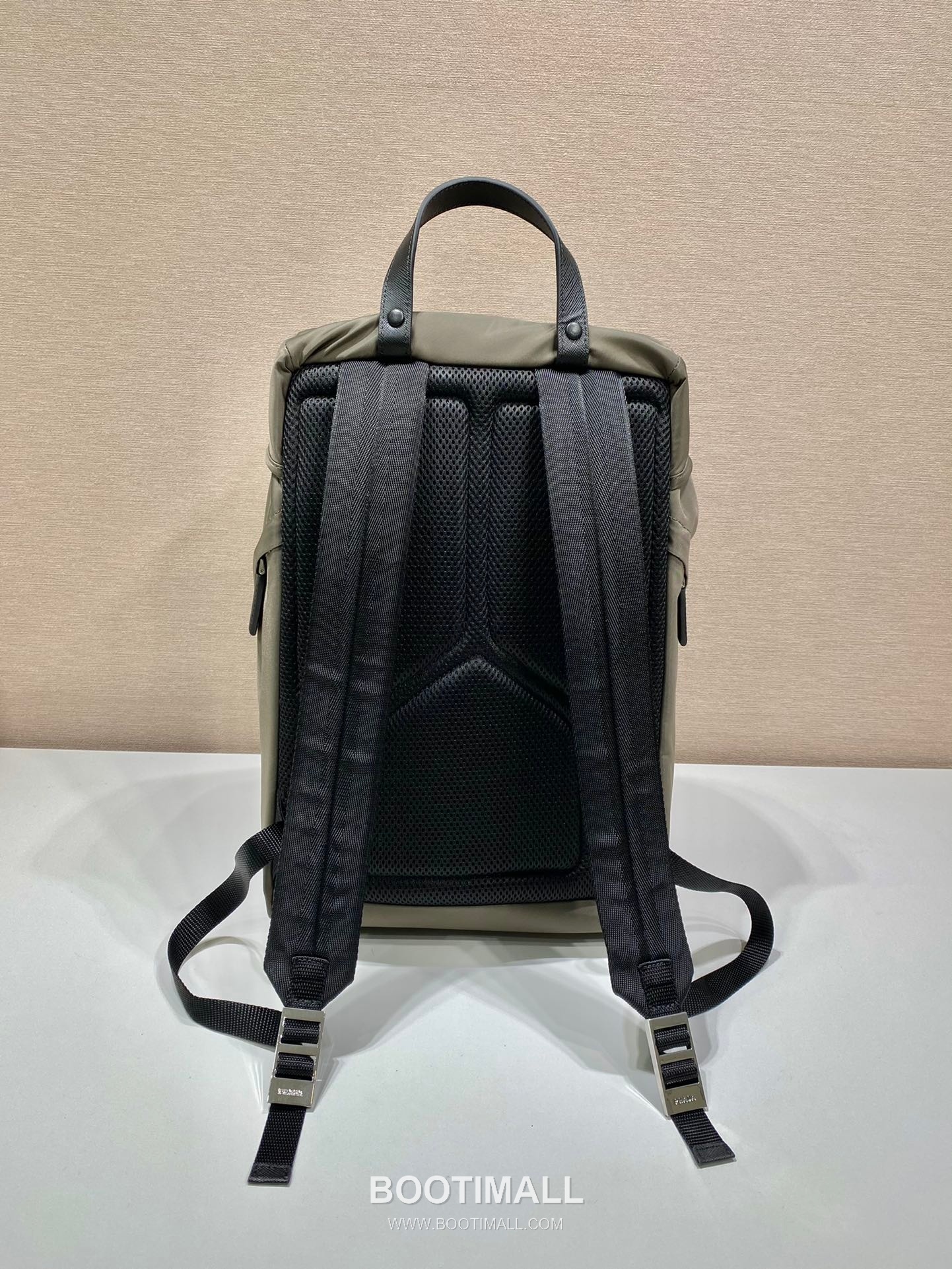 Prada Nylon Saffiano Leather Backpack with Multi Pocket and Padded Back 프라다 나일론 사피아노 레더 멀티포켓 패딩백팩 2VZ135 27cm 4