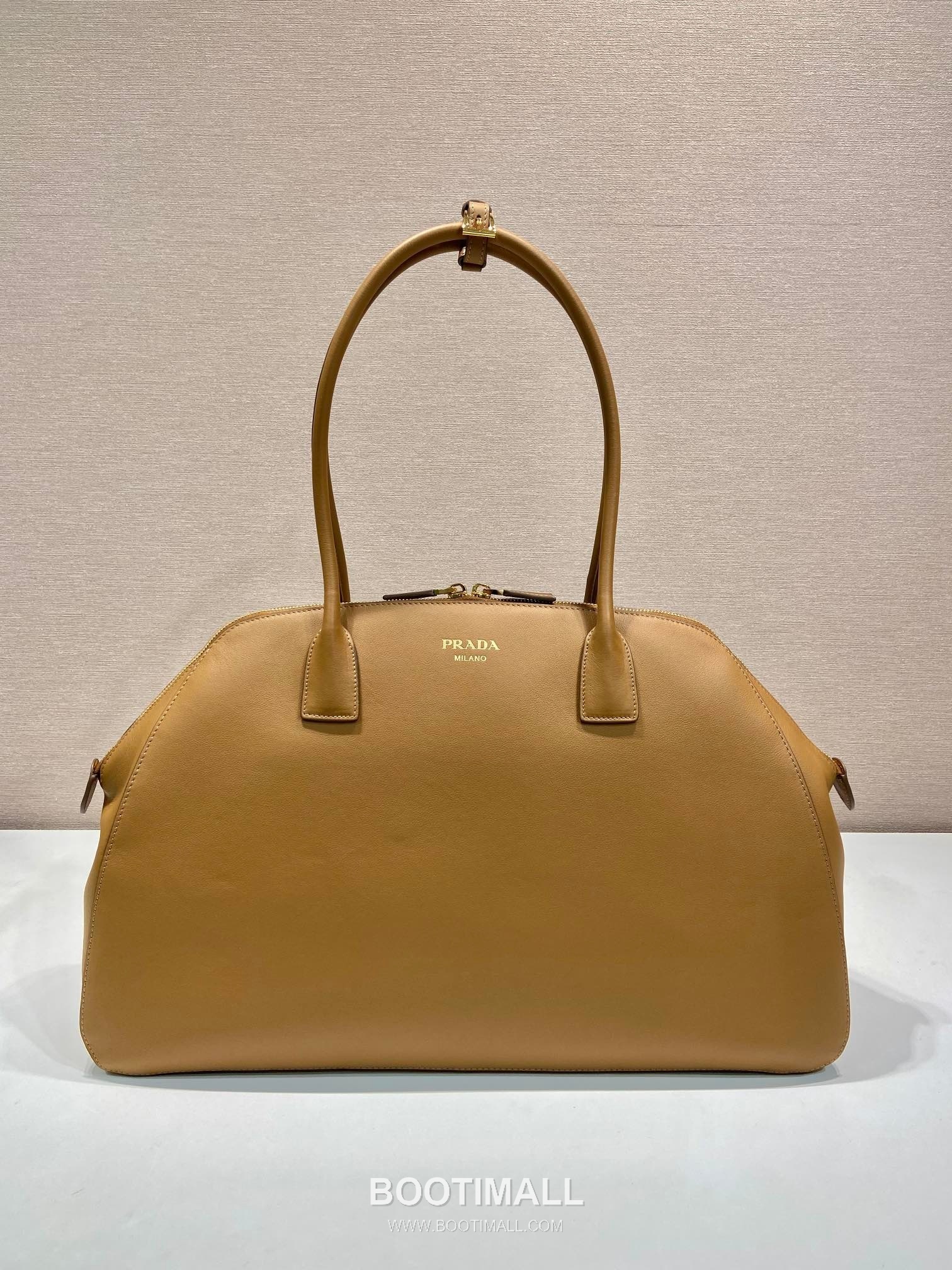 Prada Leather Shoulder Tote Bag with Three Inner Pockets and Logo Detail 프라다 레더 쓰리포켓 로고 디테일 숄더 토트백 1BG506 48cm 1