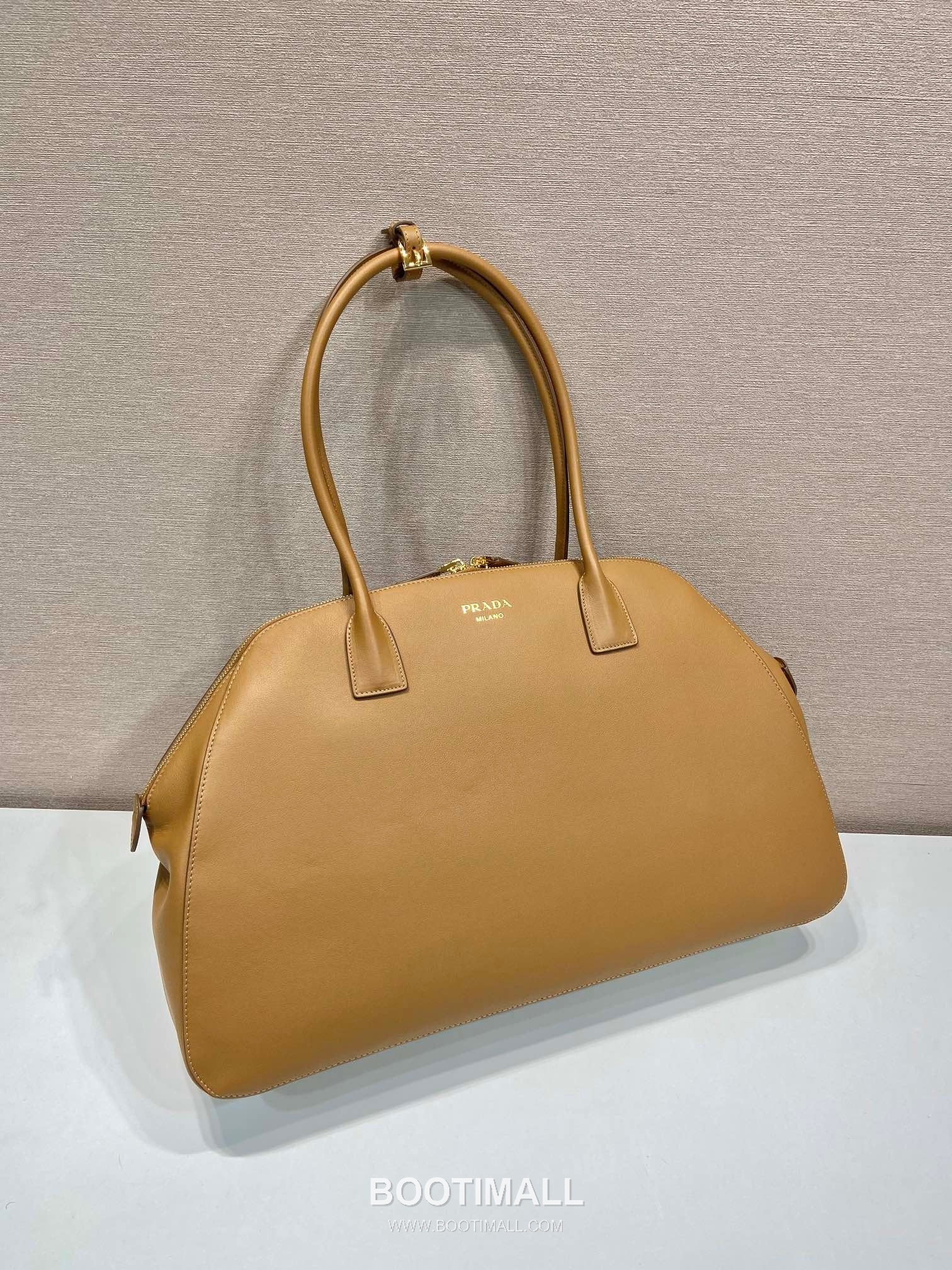 Prada Leather Shoulder Tote Bag with Three Inner Pockets and Logo Detail 프라다 레더 쓰리포켓 로고 디테일 숄더 토트백 1BG506 48cm 2