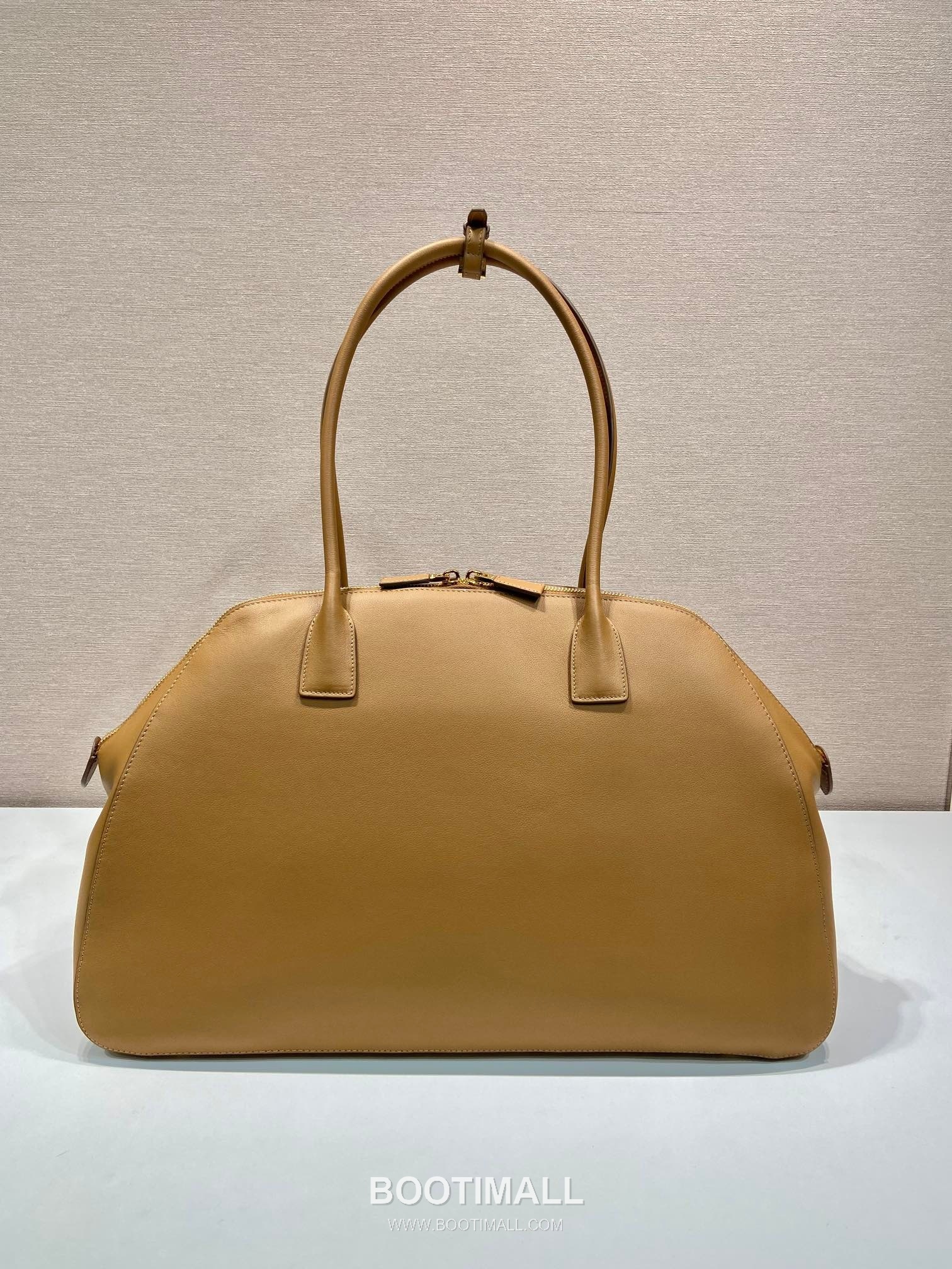 Prada Leather Shoulder Tote Bag with Three Inner Pockets and Logo Detail 프라다 레더 쓰리포켓 로고 디테일 숄더 토트백 1BG506 48cm 4