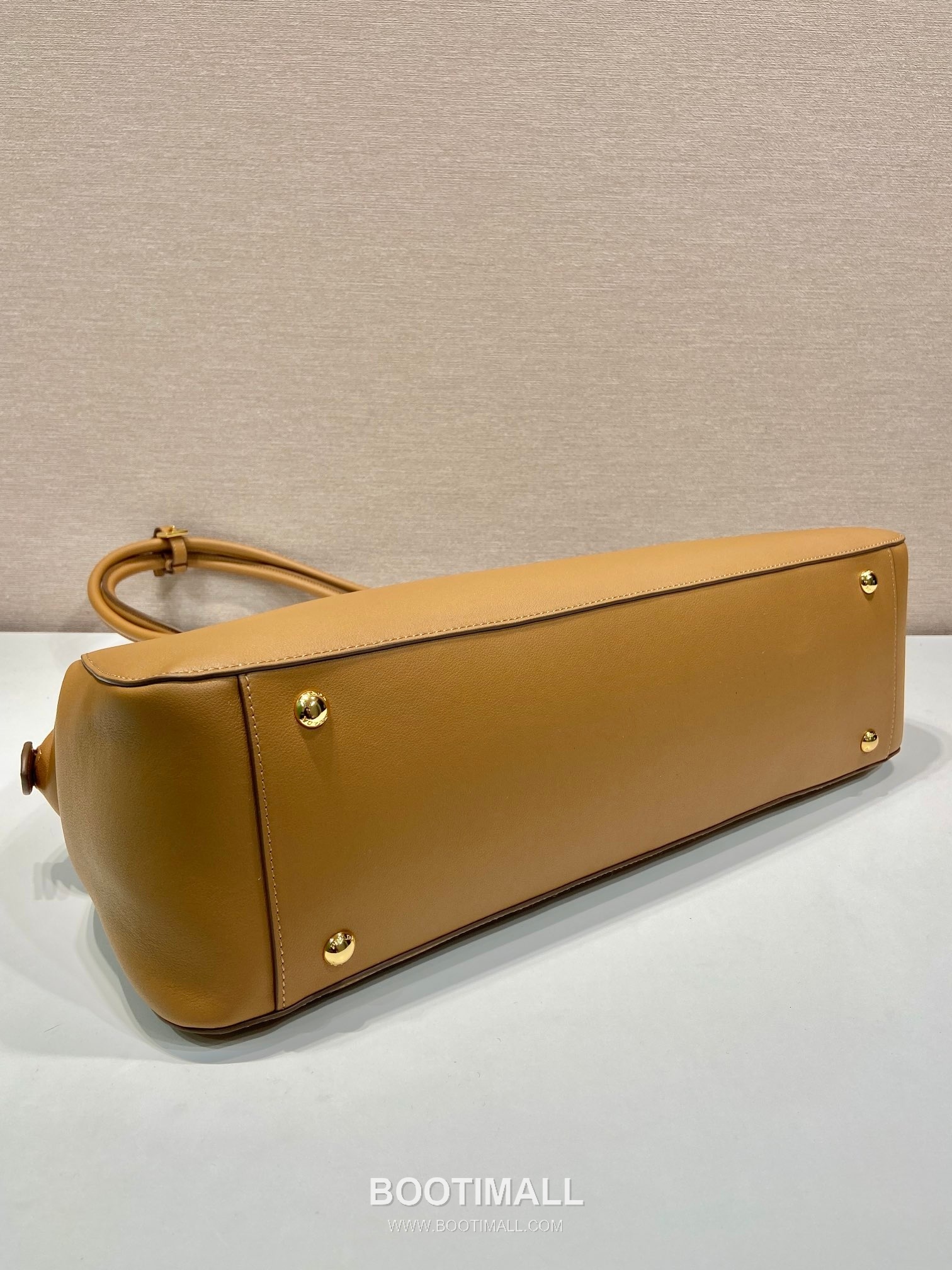 Prada Leather Shoulder Tote Bag with Three Inner Pockets and Logo Detail 프라다 레더 쓰리포켓 로고 디테일 숄더 토트백 1BG506 48cm 6