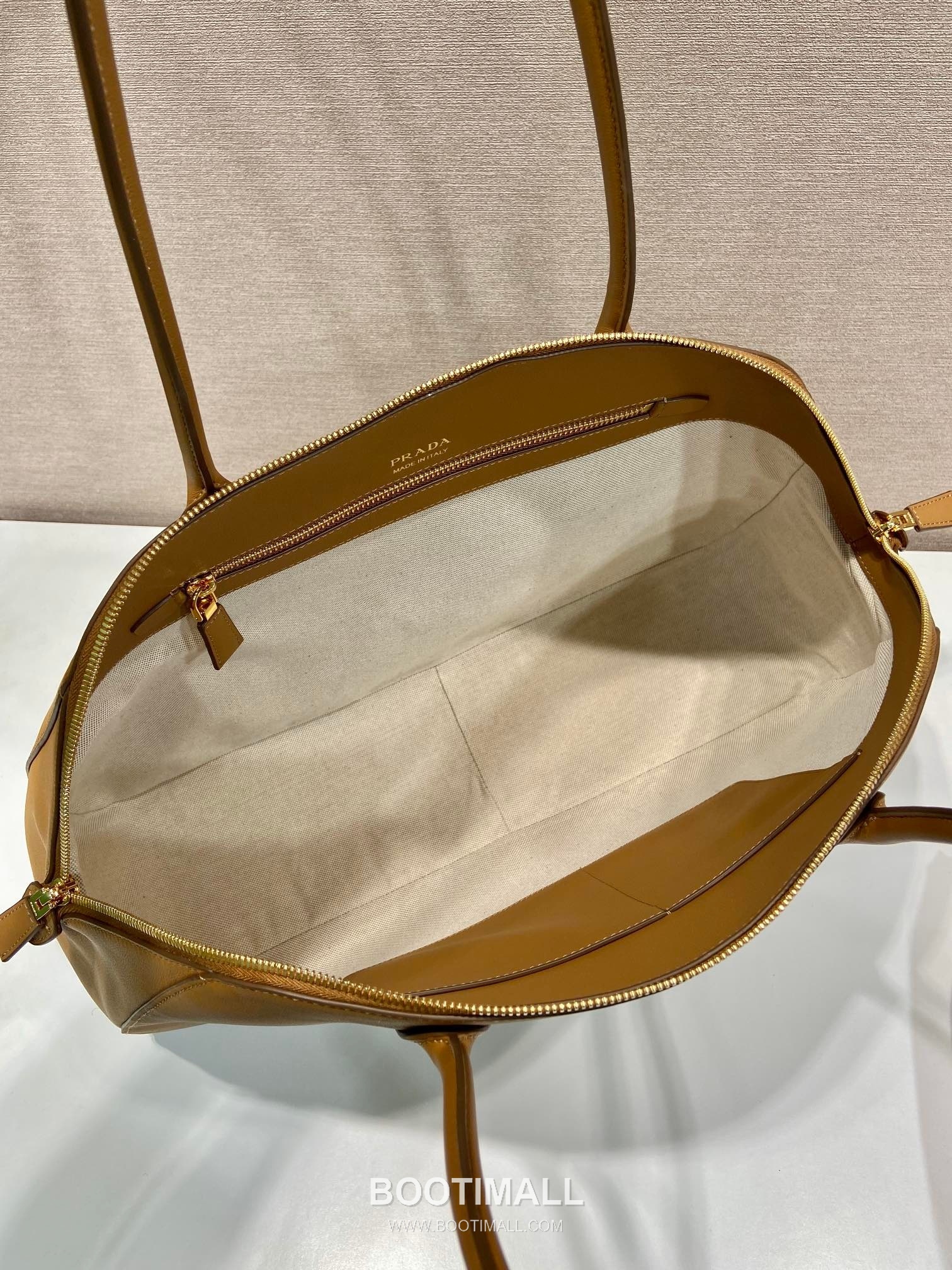 Prada Leather Shoulder Tote Bag with Three Inner Pockets and Logo Detail 프라다 레더 쓰리포켓 로고 디테일 숄더 토트백 1BG506 48cm 7