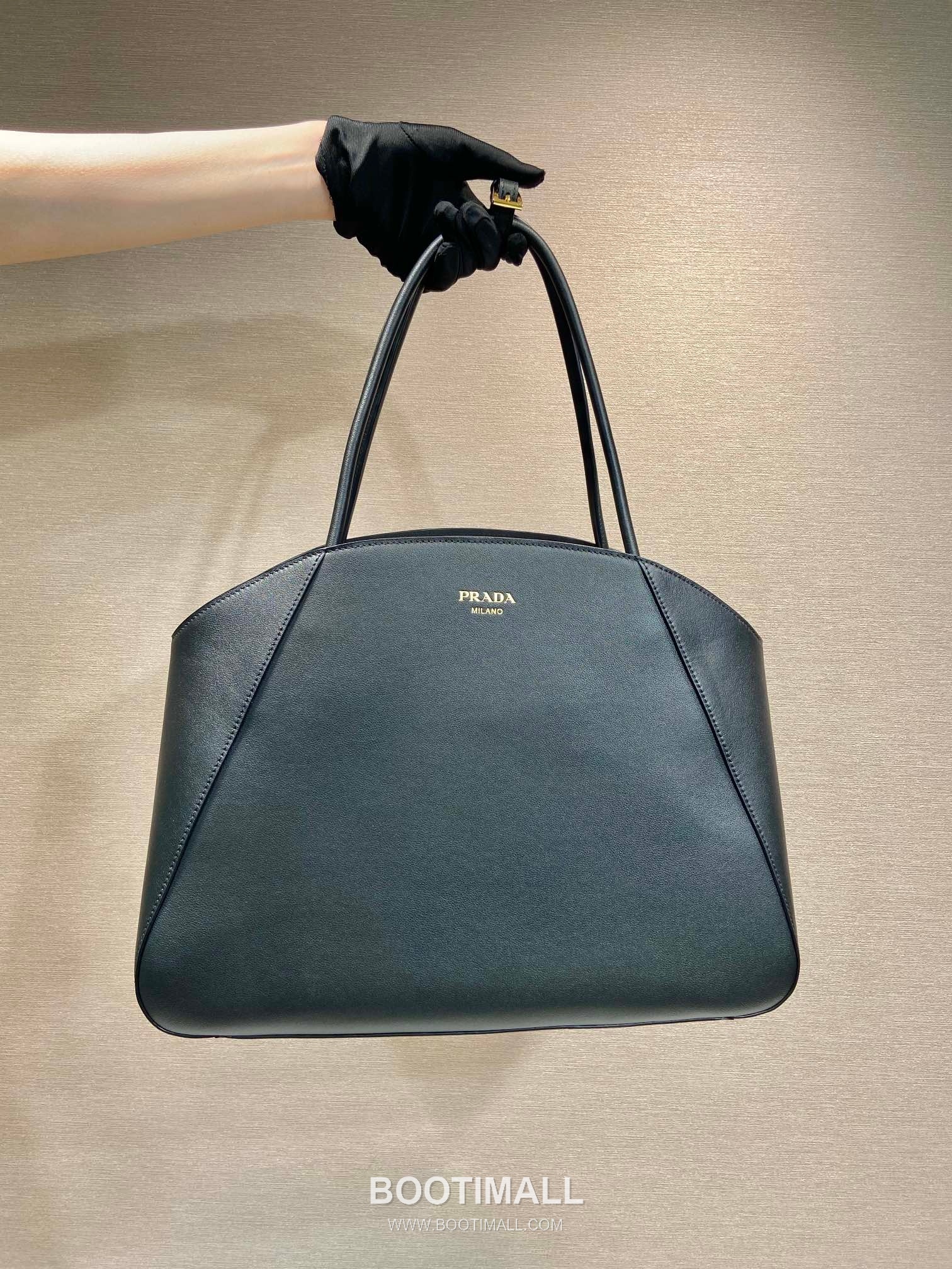 Prada Calfskin Leather Tote Bag with Minimal Design and Logo Detail 프라다 카프스킨 레더 미니멀 로고 디테일 토트백 1BG510 40cm 1