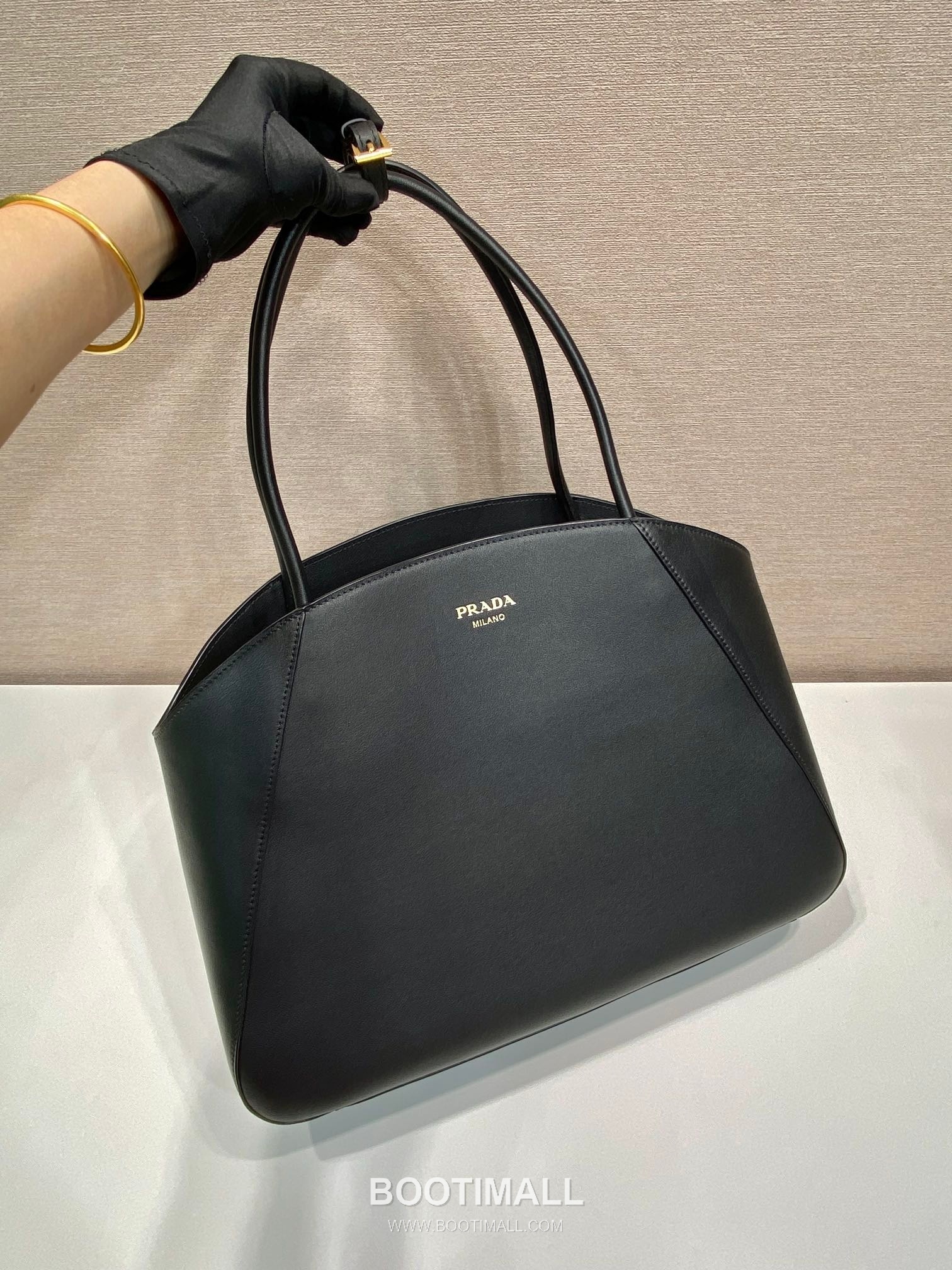 Prada Calfskin Leather Tote Bag with Minimal Design and Logo Detail 프라다 카프스킨 레더 미니멀 로고 디테일 토트백 1BG510 40cm 3