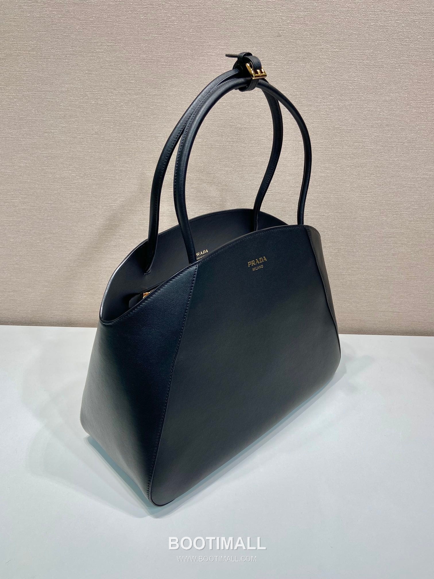 Prada Calfskin Leather Tote Bag with Minimal Design and Logo Detail 프라다 카프스킨 레더 미니멀 로고 디테일 토트백 1BG510 40cm 4