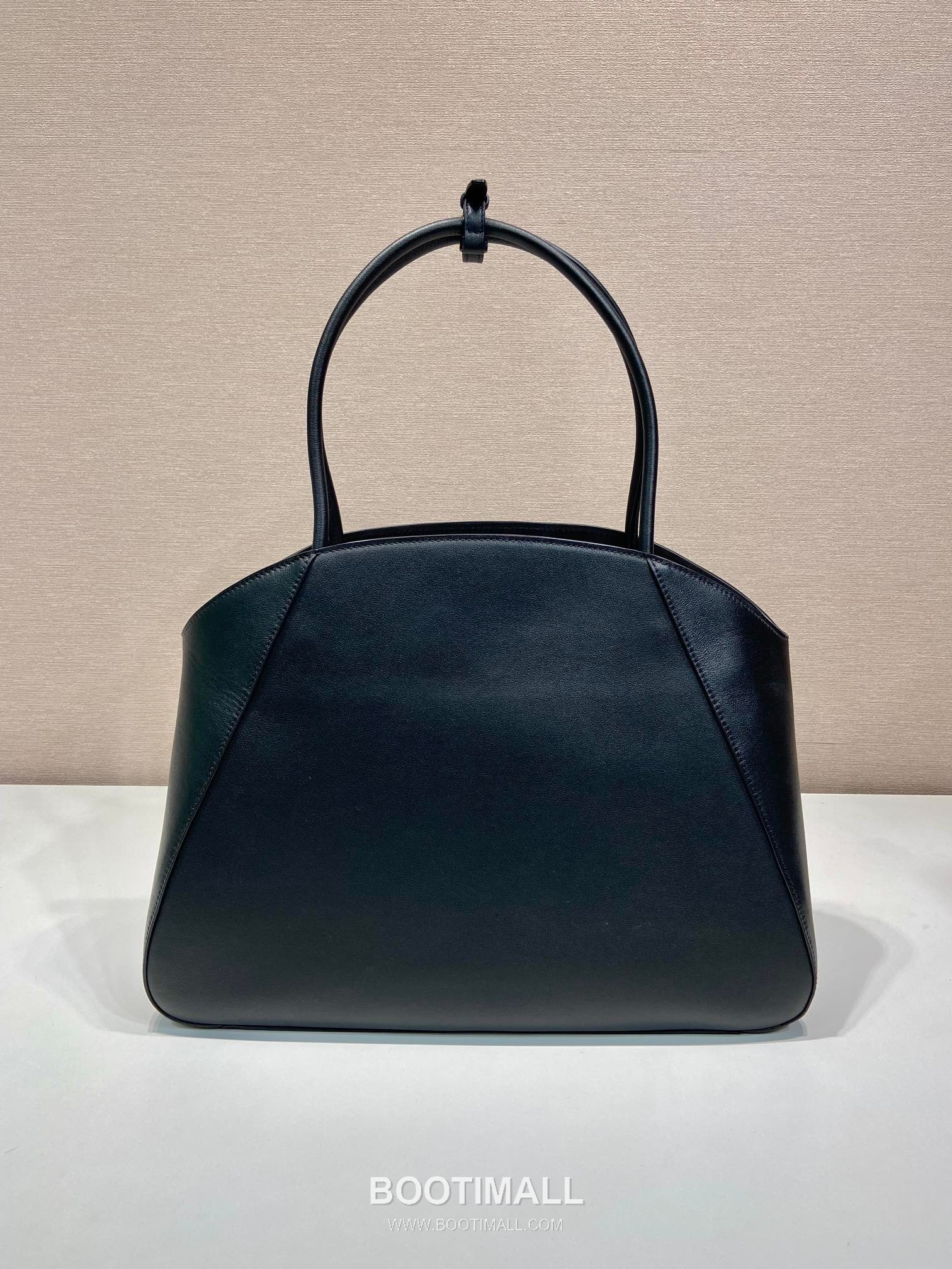 Prada Calfskin Leather Tote Bag with Minimal Design and Logo Detail 프라다 카프스킨 레더 미니멀 로고 디테일 토트백 1BG510 40cm 5
