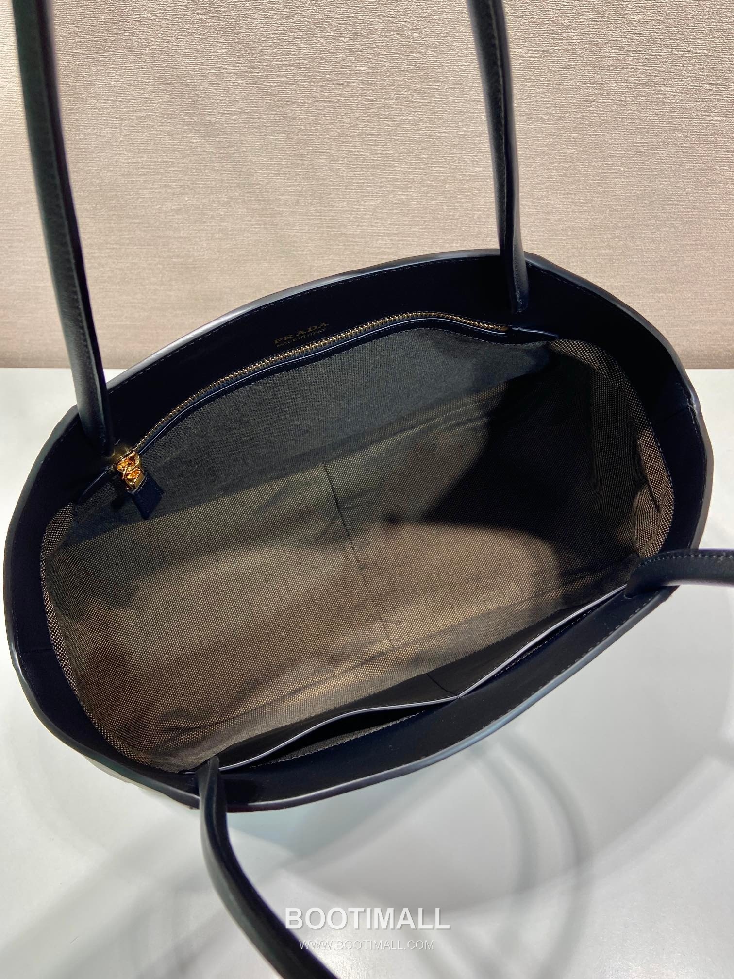 Prada Calfskin Leather Tote Bag with Minimal Design and Logo Detail 프라다 카프스킨 레더 미니멀 로고 디테일 토트백 1BG510 40cm 8