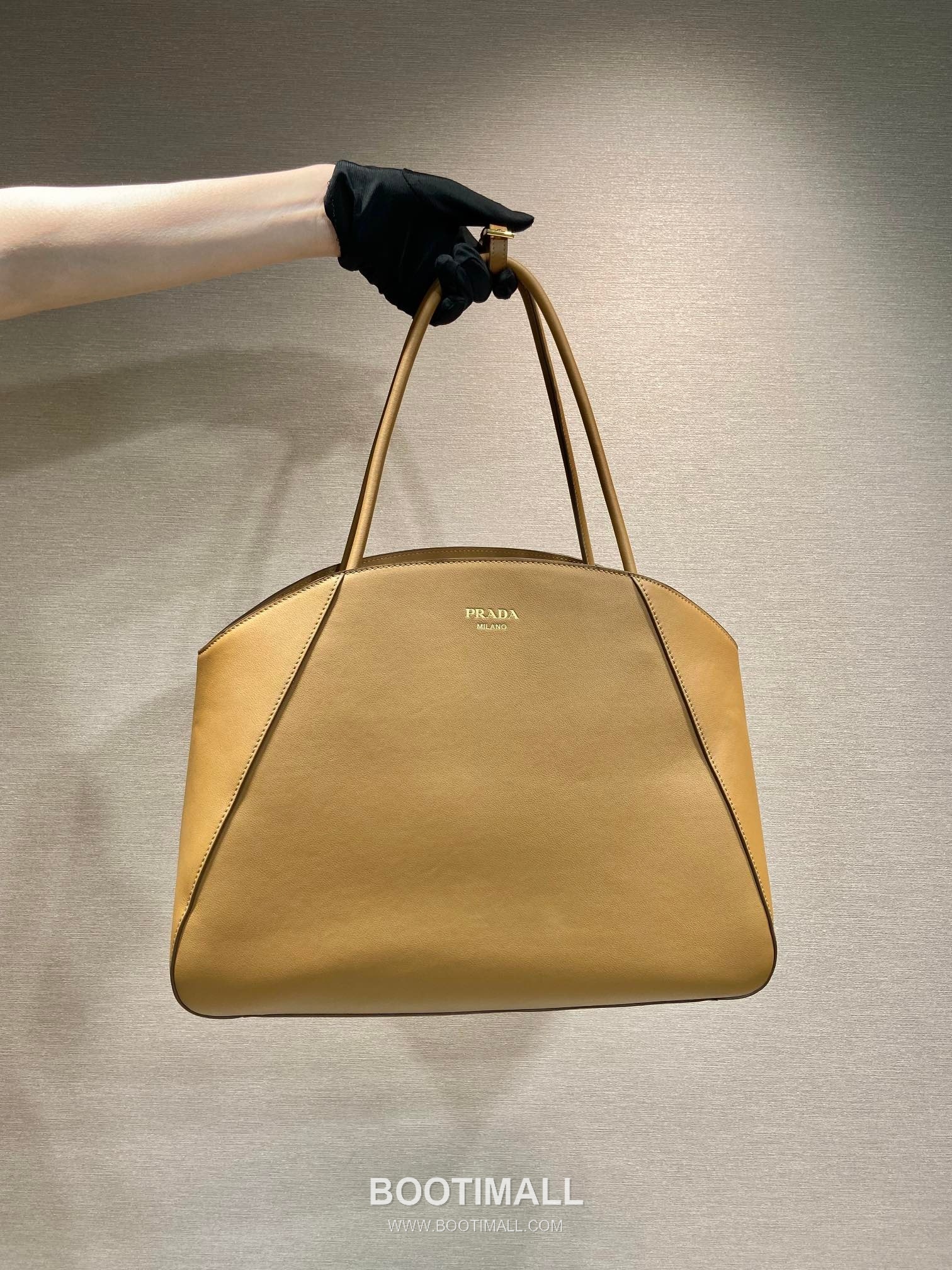 Prada Calfskin Leather Tote Bag with Minimal Design and Logo Detail 프라다 카프스킨 레더 미니멀 로고 디테일 토트백 1BG510 40cm 1