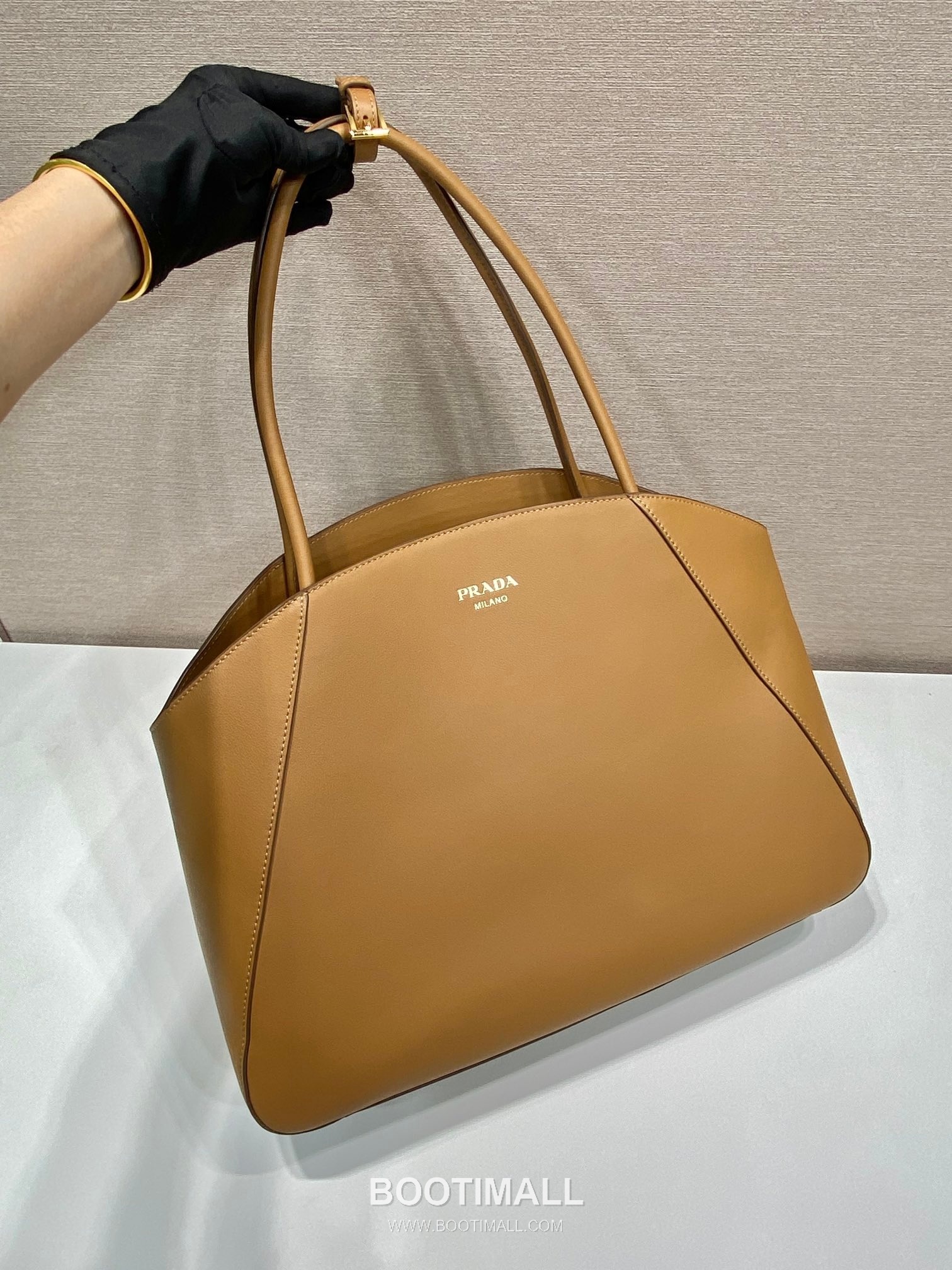Prada Calfskin Leather Tote Bag with Minimal Design and Logo Detail 프라다 카프스킨 레더 미니멀 로고 디테일 토트백 1BG510 40cm 3