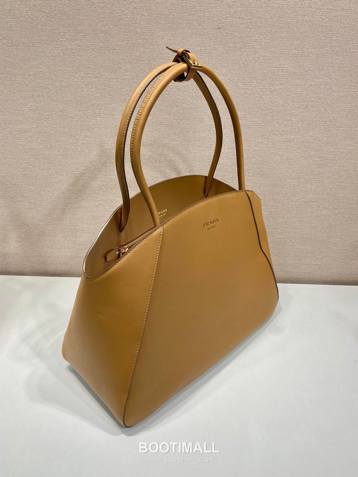 Prada Calfskin Leather Tote Bag with Minimal Design and Logo Detail 프라다 카프스킨 레더 미니멀 로고 디테일 토트백 1BG510 40cm 4
