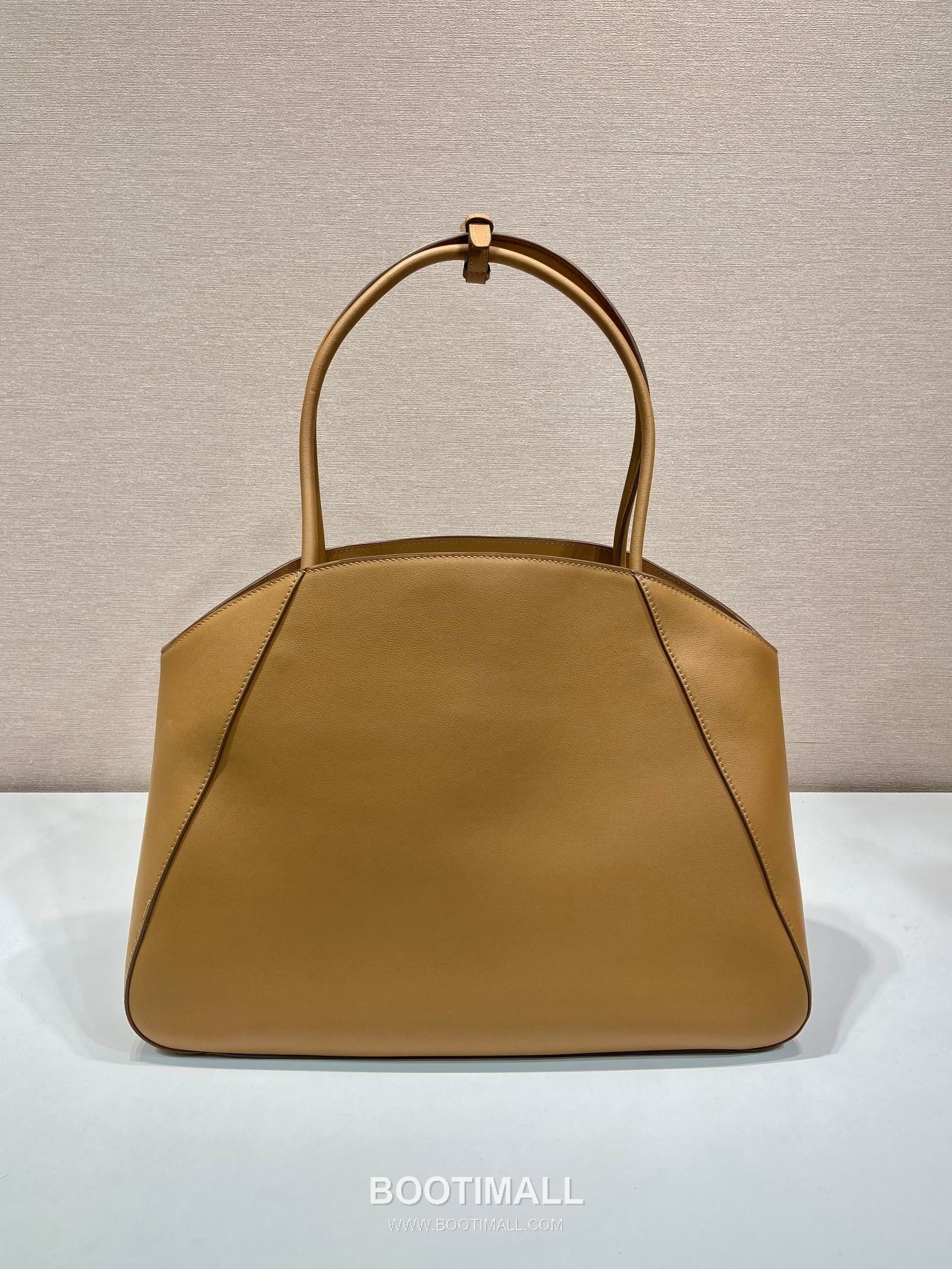 Prada Calfskin Leather Tote Bag with Minimal Design and Logo Detail 프라다 카프스킨 레더 미니멀 로고 디테일 토트백 1BG510 40cm 5