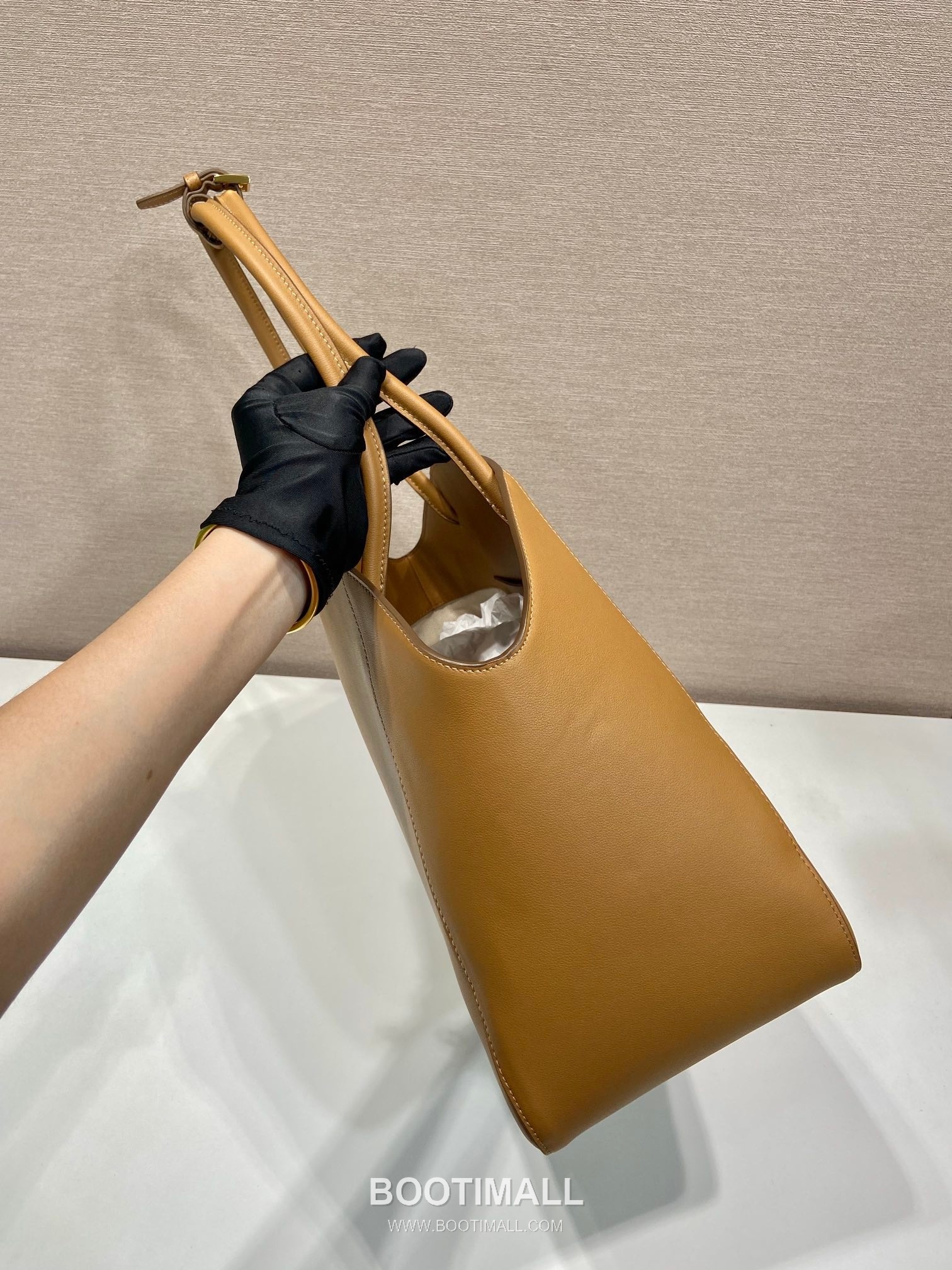 Prada Calfskin Leather Tote Bag with Minimal Design and Logo Detail 프라다 카프스킨 레더 미니멀 로고 디테일 토트백 1BG510 40cm 6