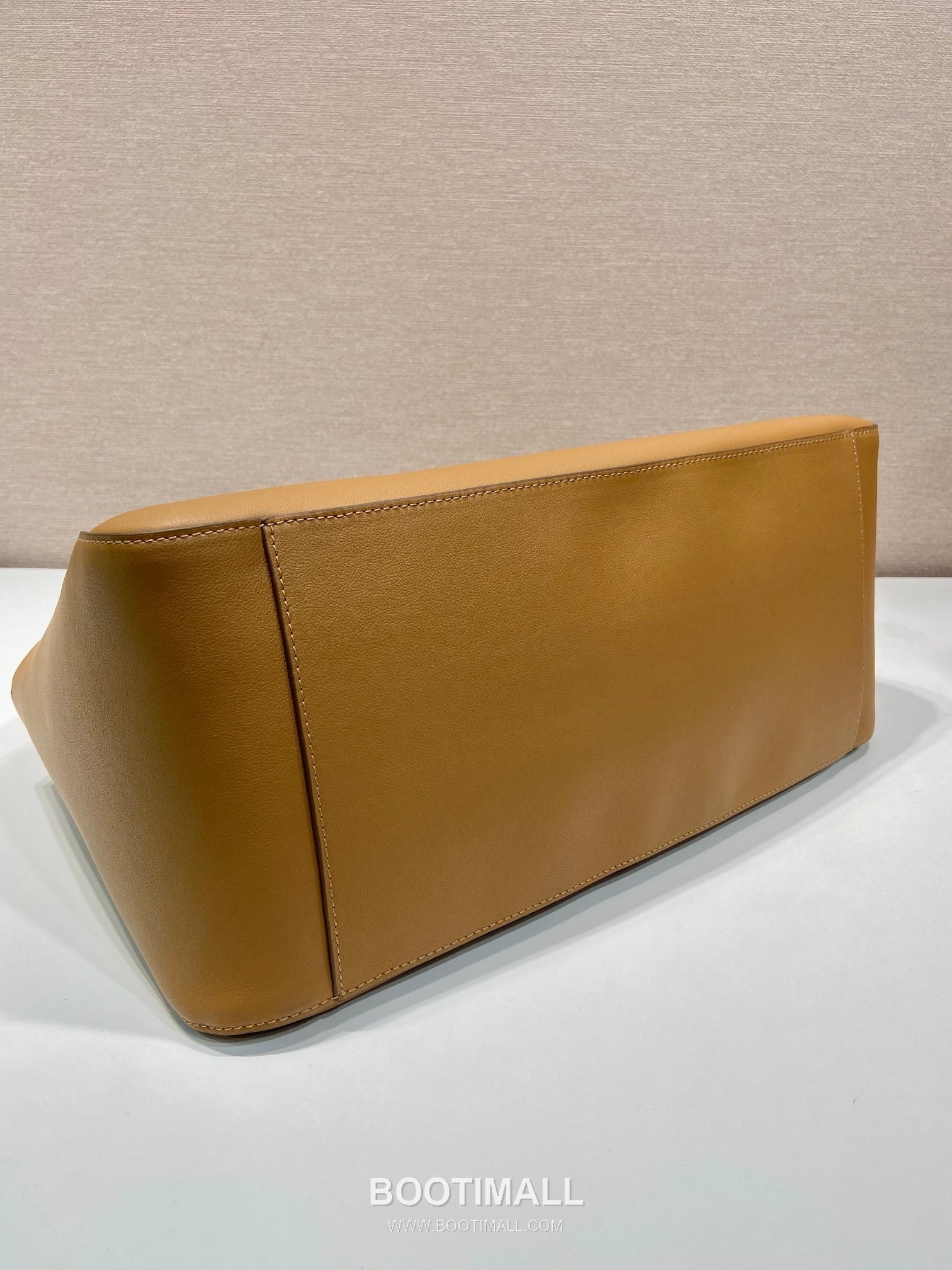 Prada Calfskin Leather Tote Bag with Minimal Design and Logo Detail 프라다 카프스킨 레더 미니멀 로고 디테일 토트백 1BG510 40cm 7