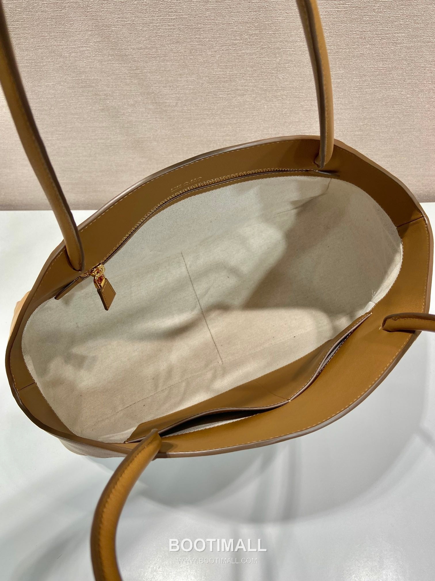 Prada Calfskin Leather Tote Bag with Minimal Design and Logo Detail 프라다 카프스킨 레더 미니멀 로고 디테일 토트백 1BG510 40cm 8