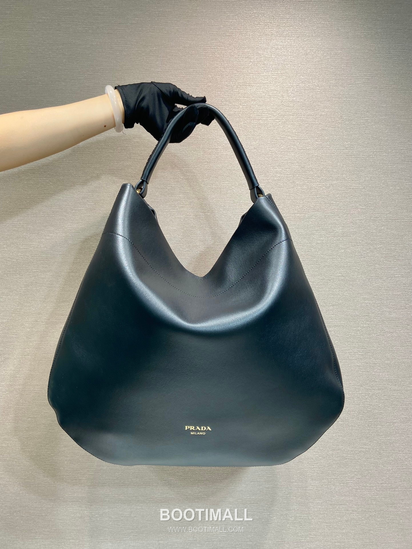 Prada Calfskin Leather Shoulder Tote Bag with Magnetic Closure and Logo Detail 프라다 카프스킨 레더 마그네틱 클로저 로고 디테일 숄더 토트백 1BC219 45.5cm 1