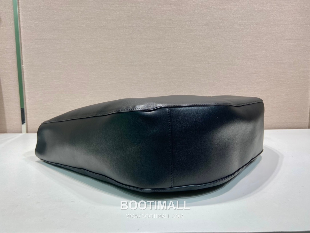 Prada Calfskin Leather Shoulder Tote Bag with Magnetic Closure and Logo Detail 프라다 카프스킨 레더 마그네틱 클로저 로고 디테일 숄더 토트백 1BC219 45.5cm 6